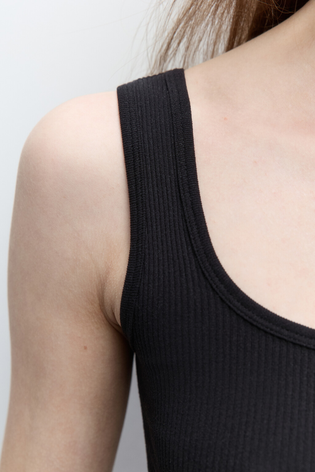 Кроп-топ спортивный на широких бретелях - цвет черный - 6