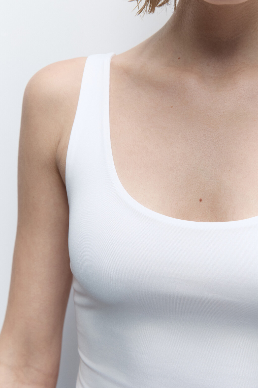 Майка-топ на широких бретелях - цвет белый - 7