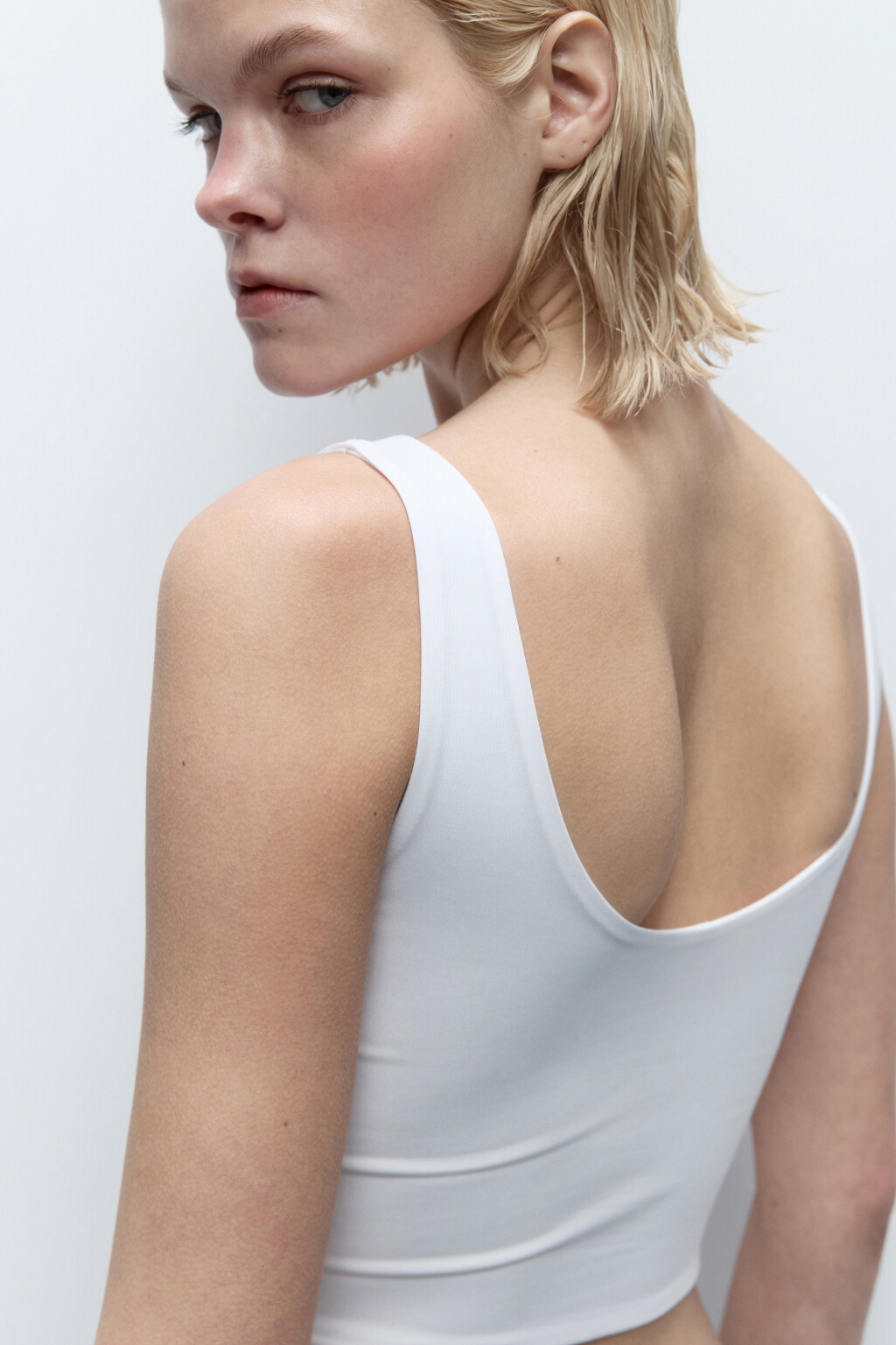 Майка-топ на широких бретелях - цвет белый - 8
