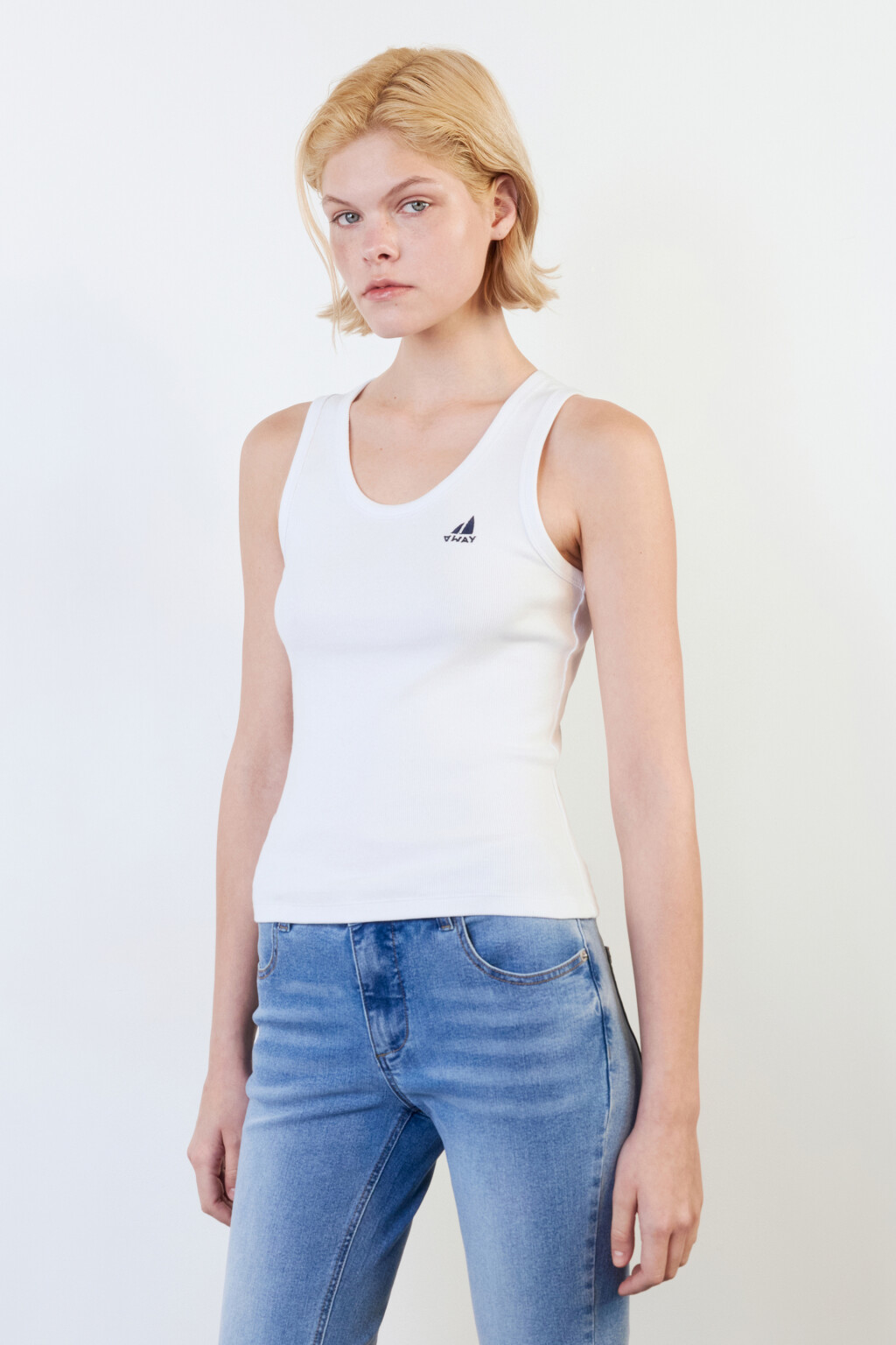 Майка в рубчик облегающая с вышивкой - цвет белый - 3