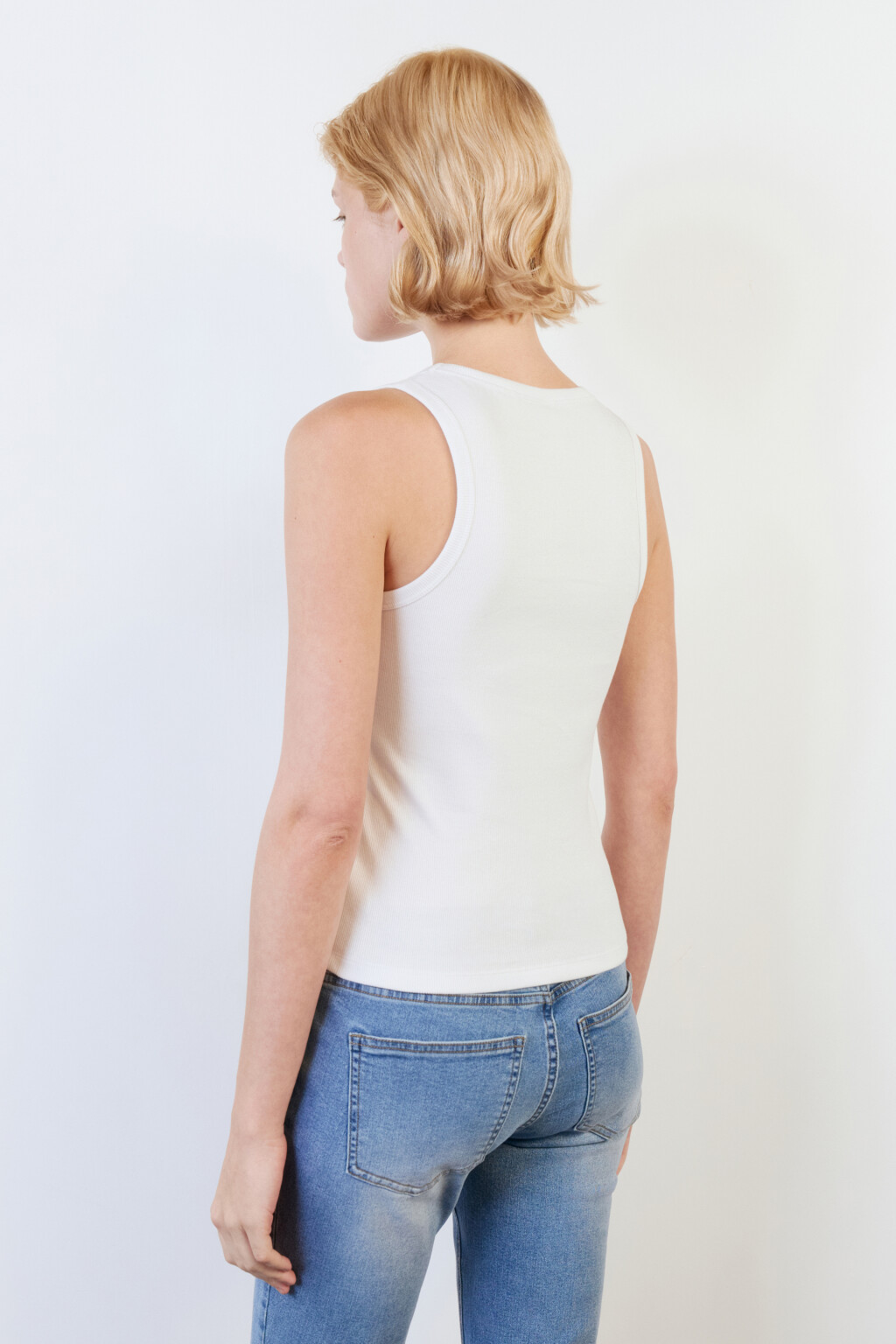 Майка в рубчик облегающая с вышивкой - цвет белый - 4