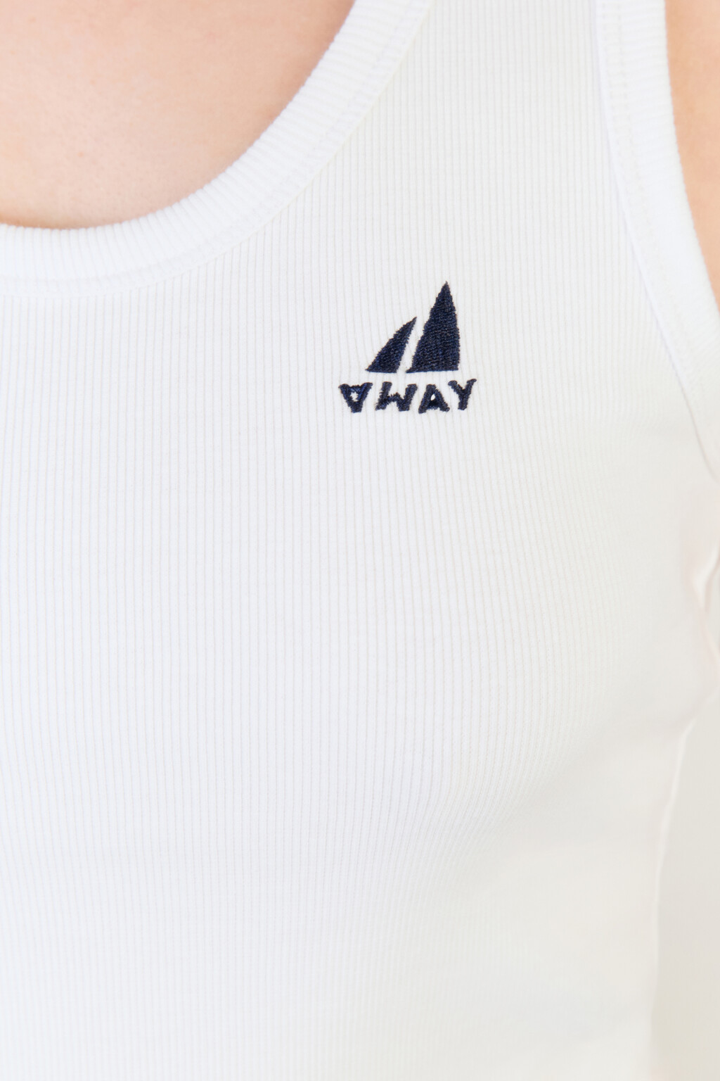 Майка в рубчик облегающая с вышивкой - цвет белый - 6