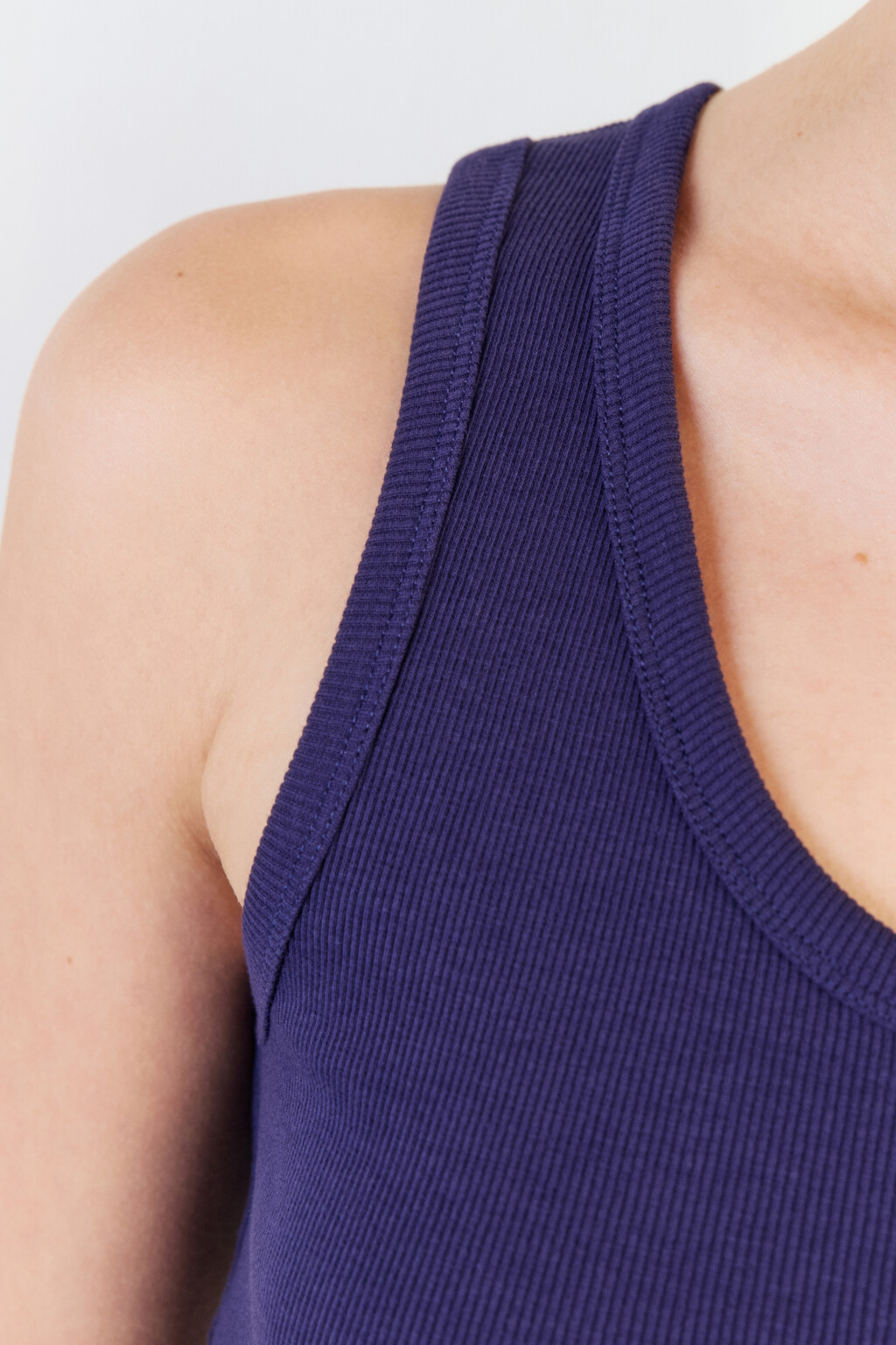 Майка в рубчик облегающая с вышивкой - цвет синий - 7