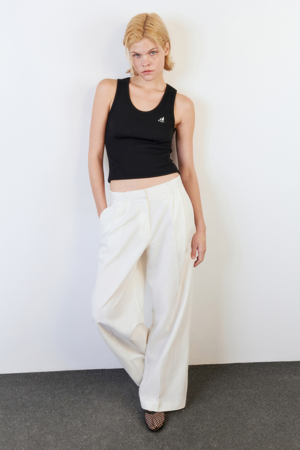 Майка в рубчик облегающая с вышивкой - цвет черный - 1