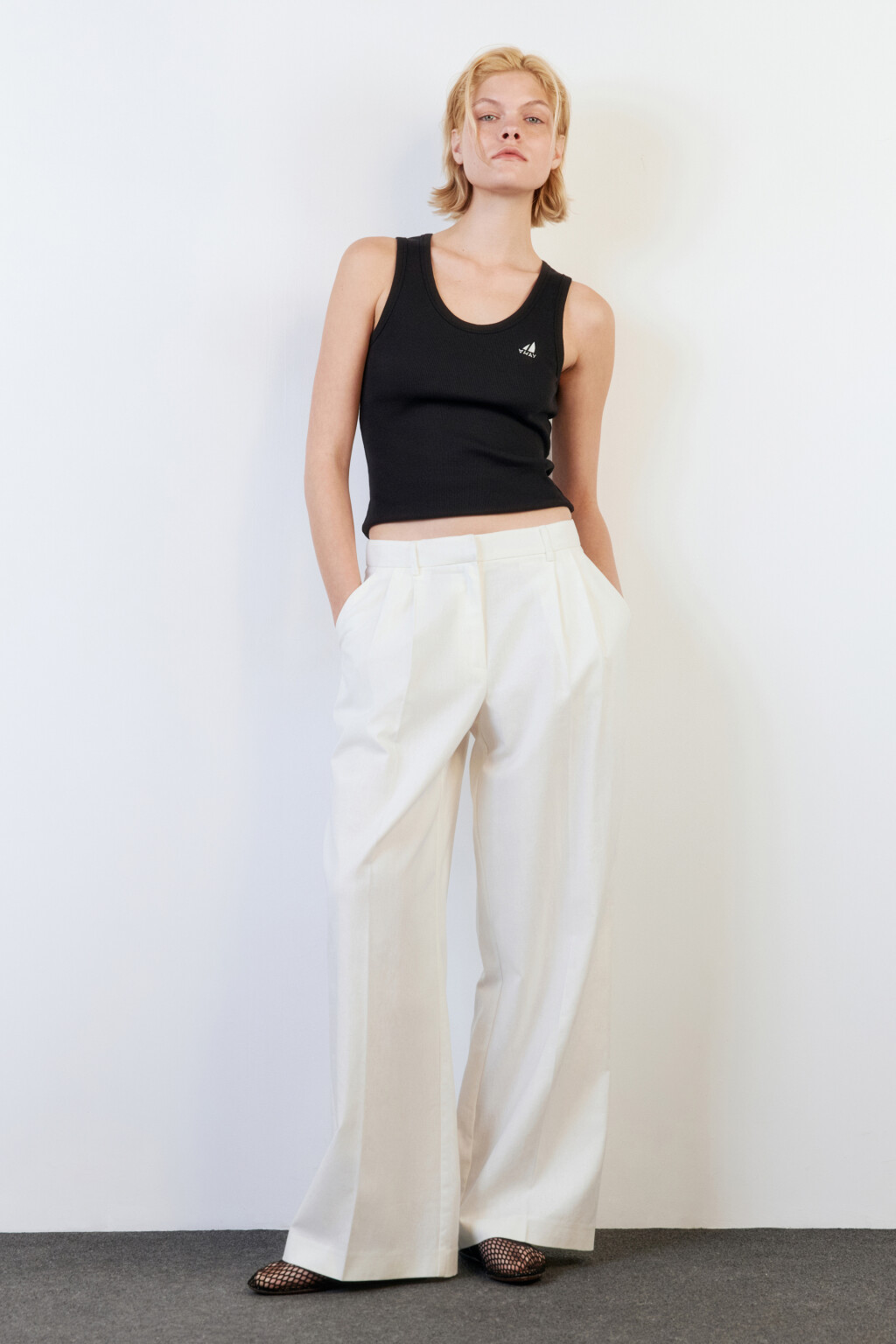 Майка в рубчик облегающая с вышивкой - цвет черный - 5