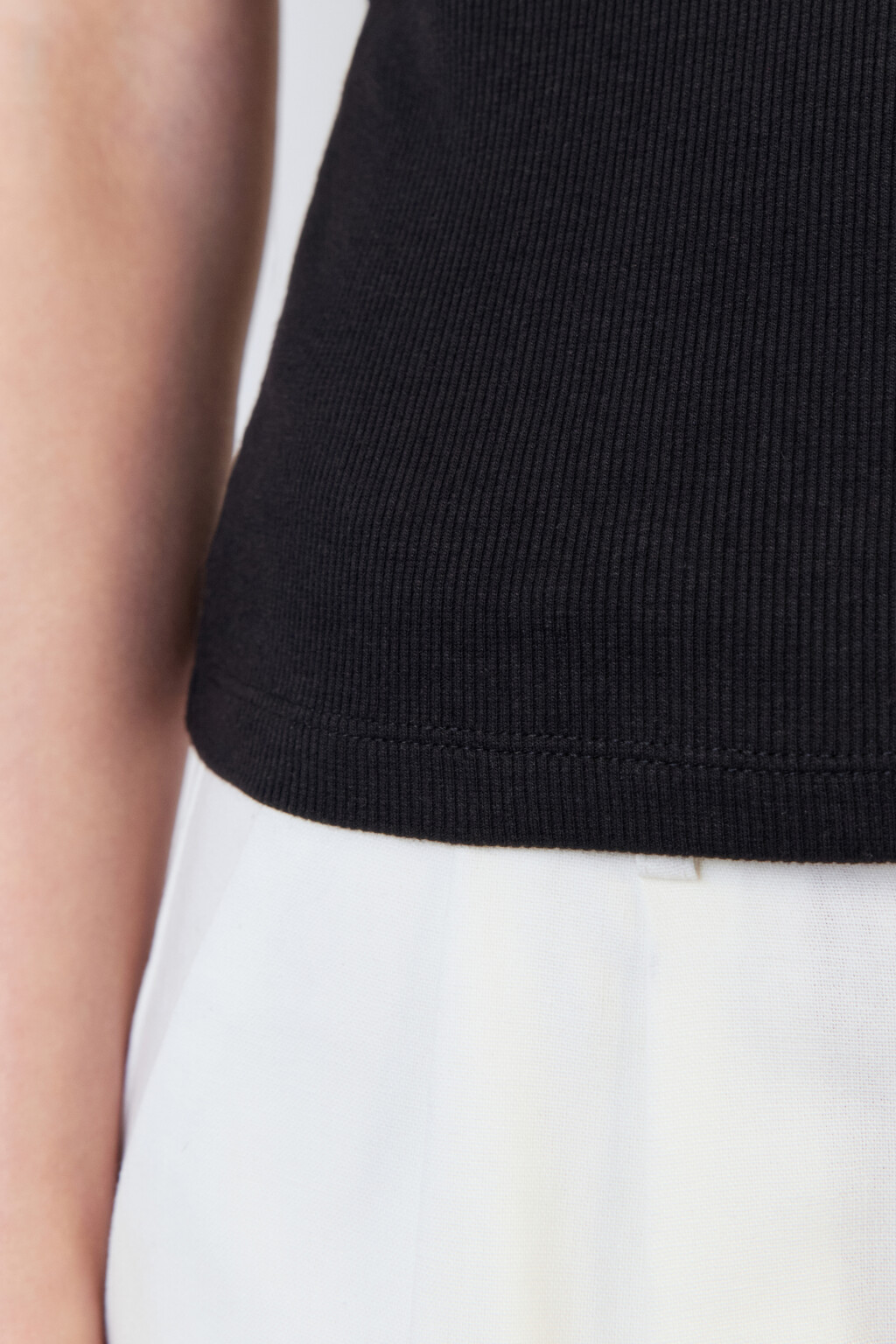 Майка в рубчик облегающая с вышивкой - цвет черный - 7