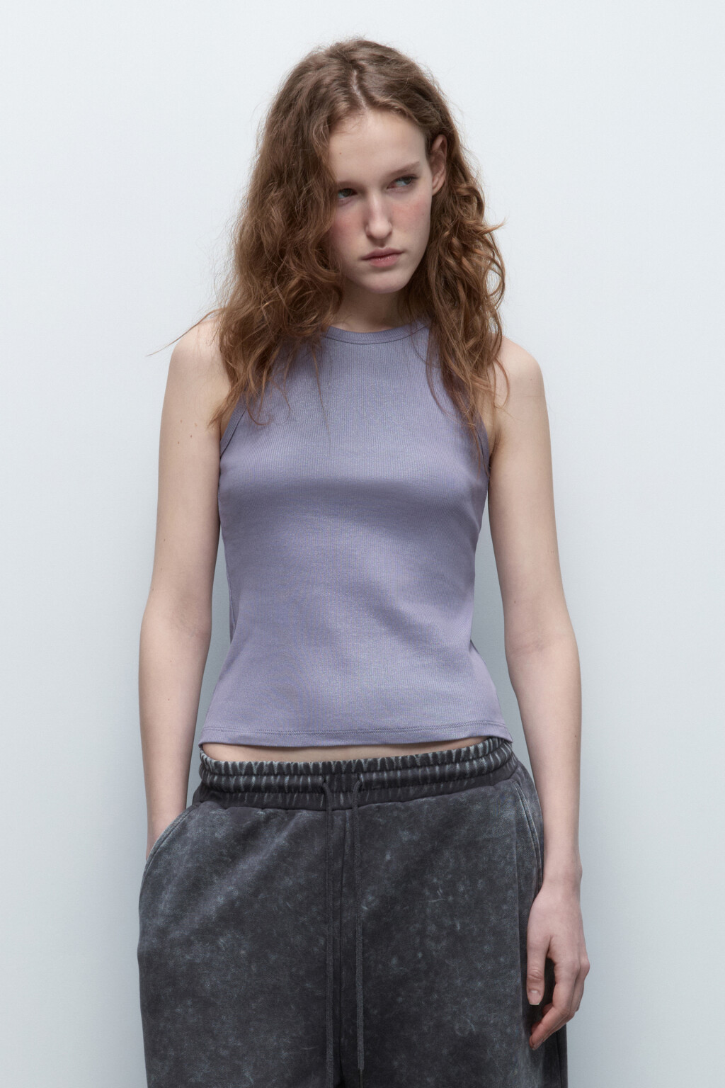 Майка в рубчик на широких бретелях - цвет мультиколор - 2