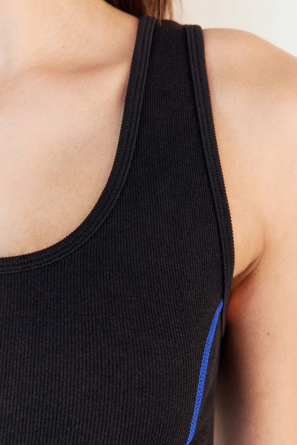 Майка-топ спортивная в рубчик с надписью - цвет черный - 8