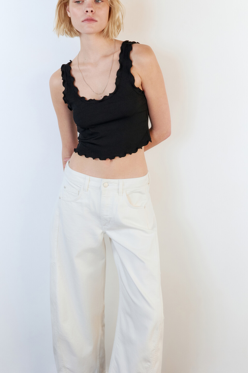 Майка-топ на широких бретелях с оборками - цвет черный - 1