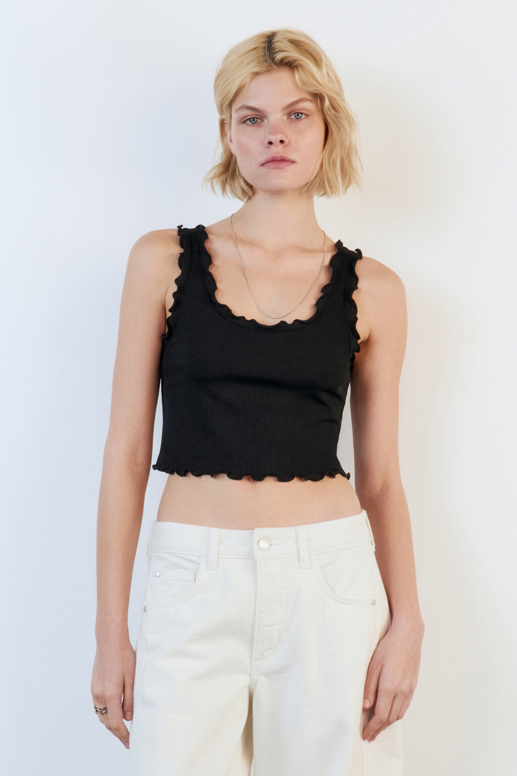 Майка-топ на широких бретелях с оборками - цвет черный - 2