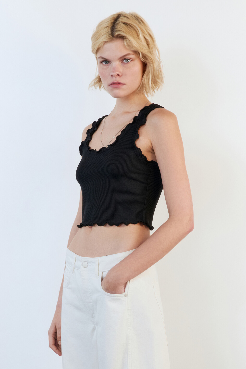Майка-топ на широких бретелях с оборками - цвет черный - 3