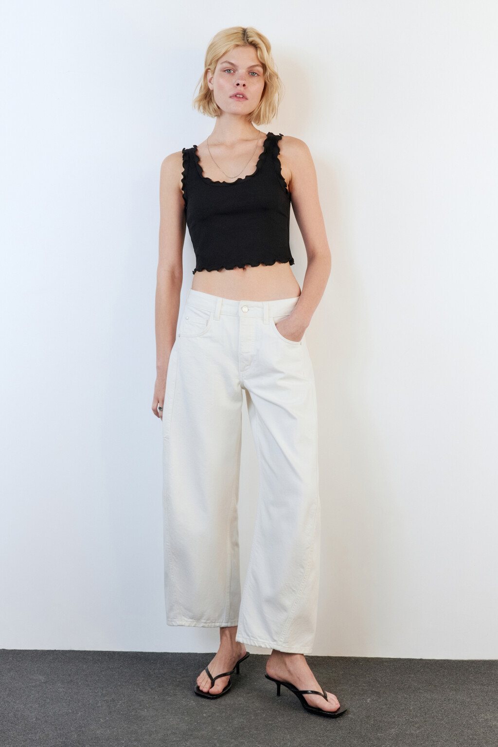 Майка-топ на широких бретелях с оборками - цвет черный - 5