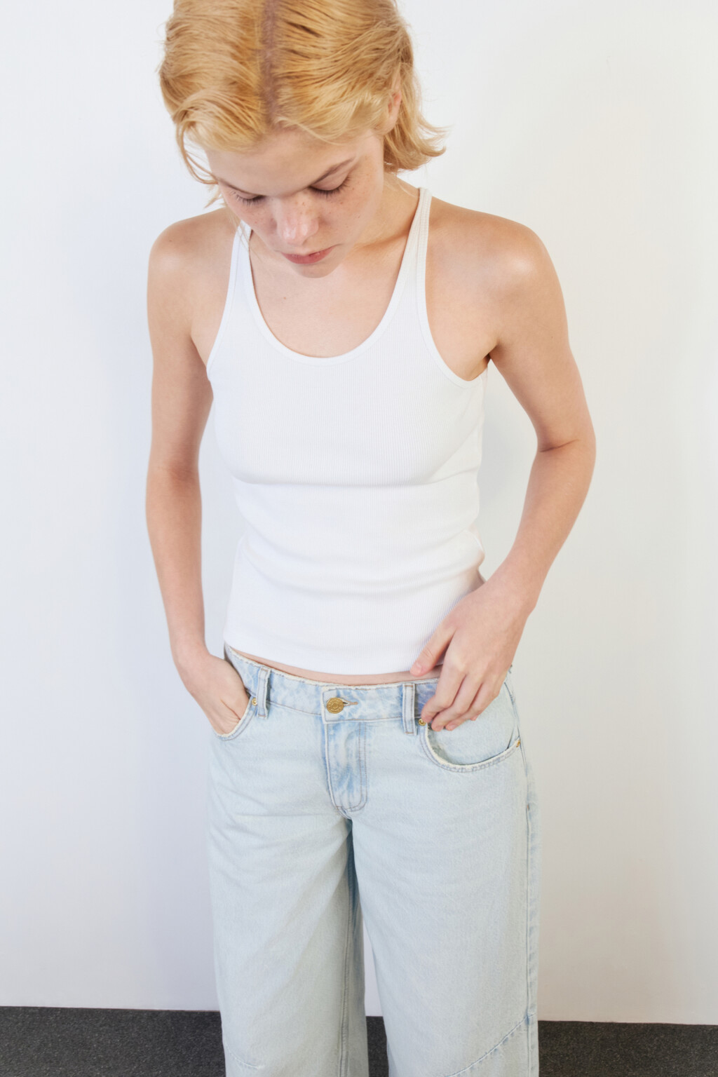 Майка облегающая в рубчик на тонких бретелях - цвет белый - 1
