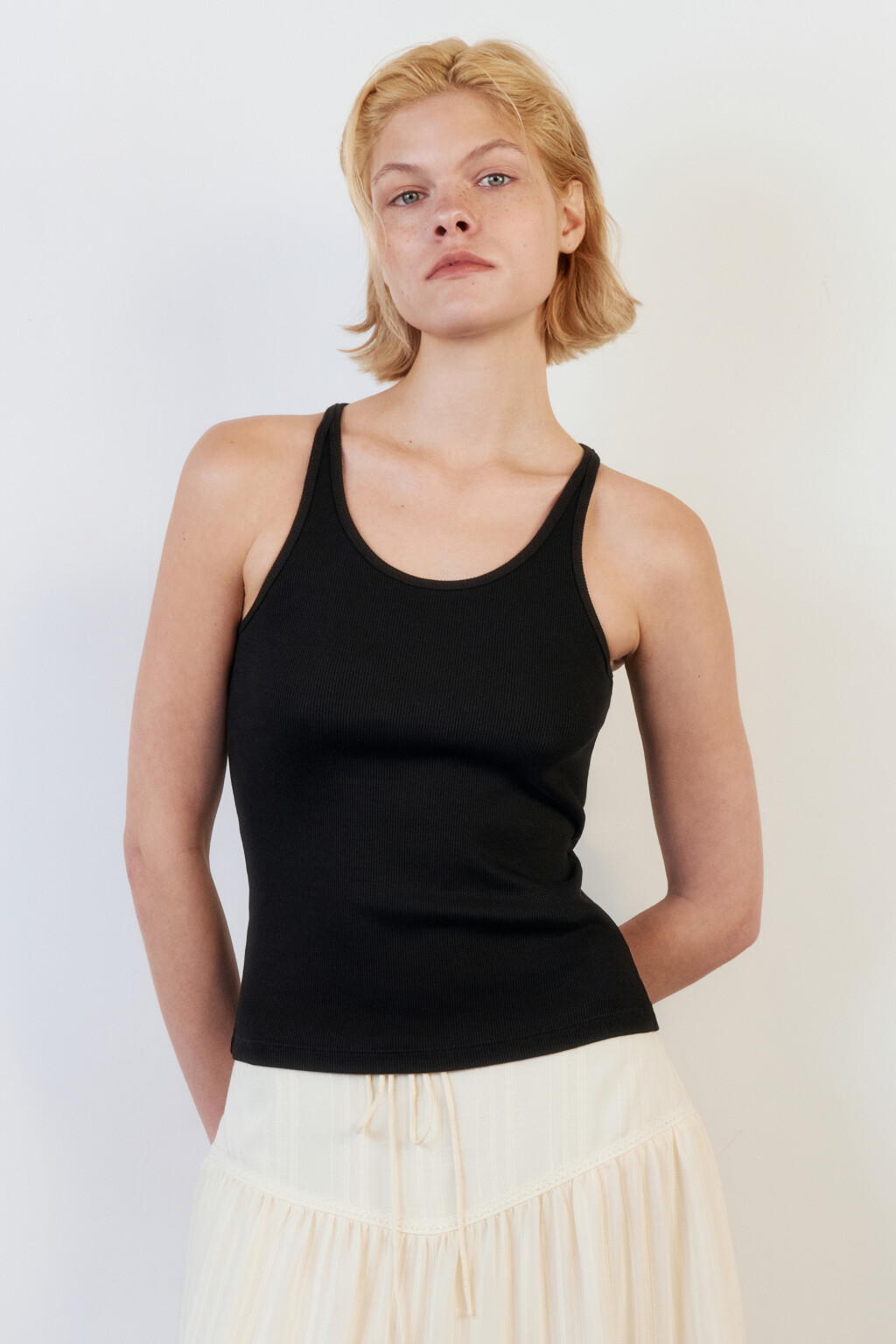 Майка облегающая в рубчик на тонких бретелях - цвет черный - 2