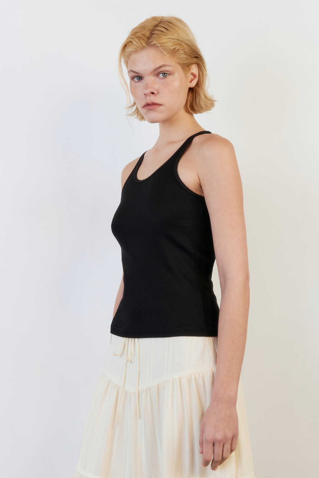 Майка облегающая в рубчик на тонких бретелях - цвет черный - 3