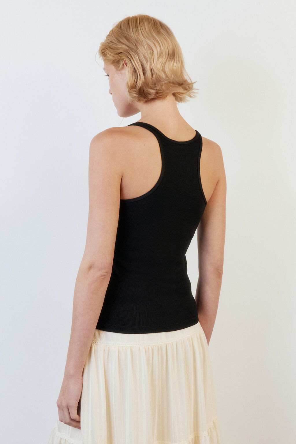 Майка облегающая в рубчик на тонких бретелях - цвет черный - 4