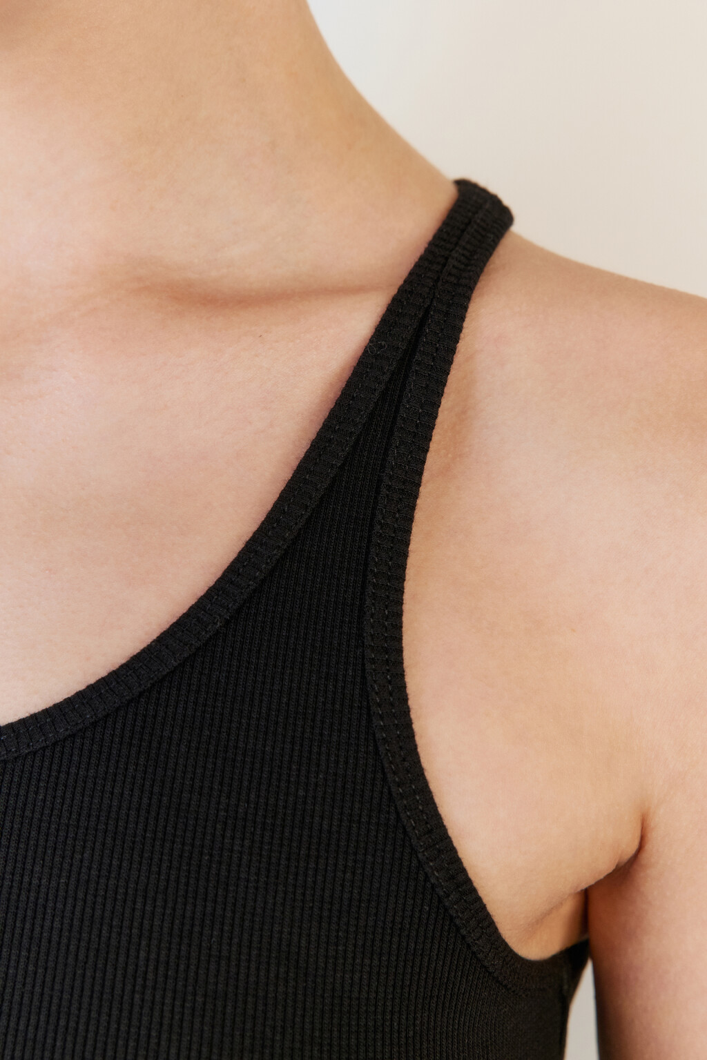 Майка облегающая в рубчик на тонких бретелях - цвет черный - 6