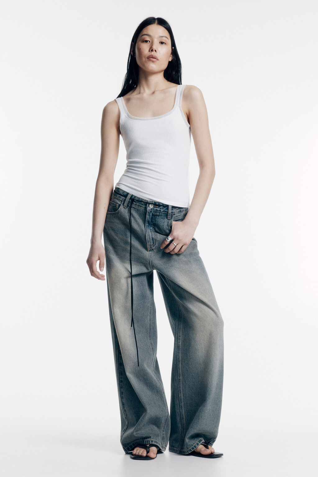 Майка вискозная в рубчик на широких бретелях - цвет белый - 1