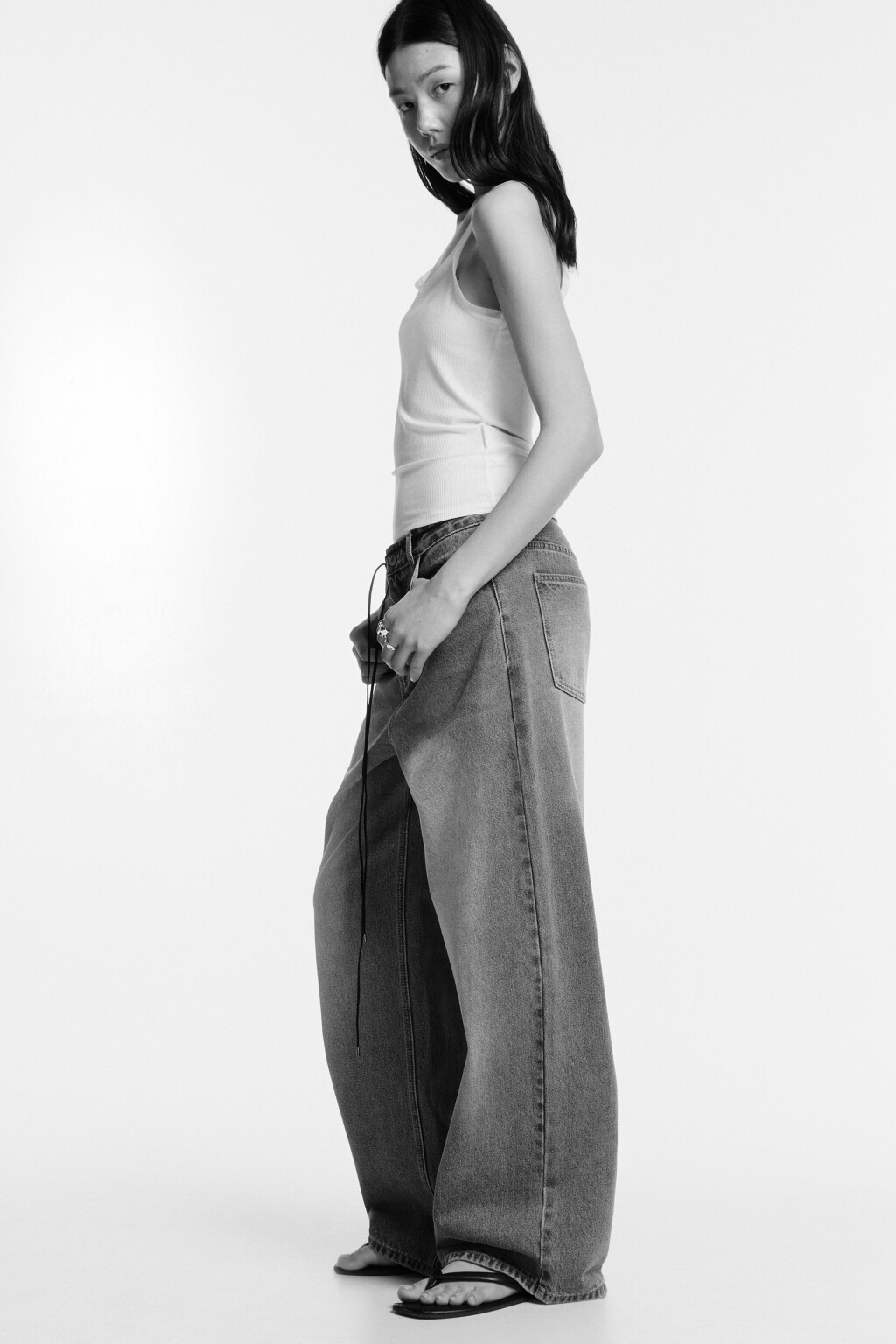 Майка вискозная в рубчик на широких бретелях - цвет белый - 2