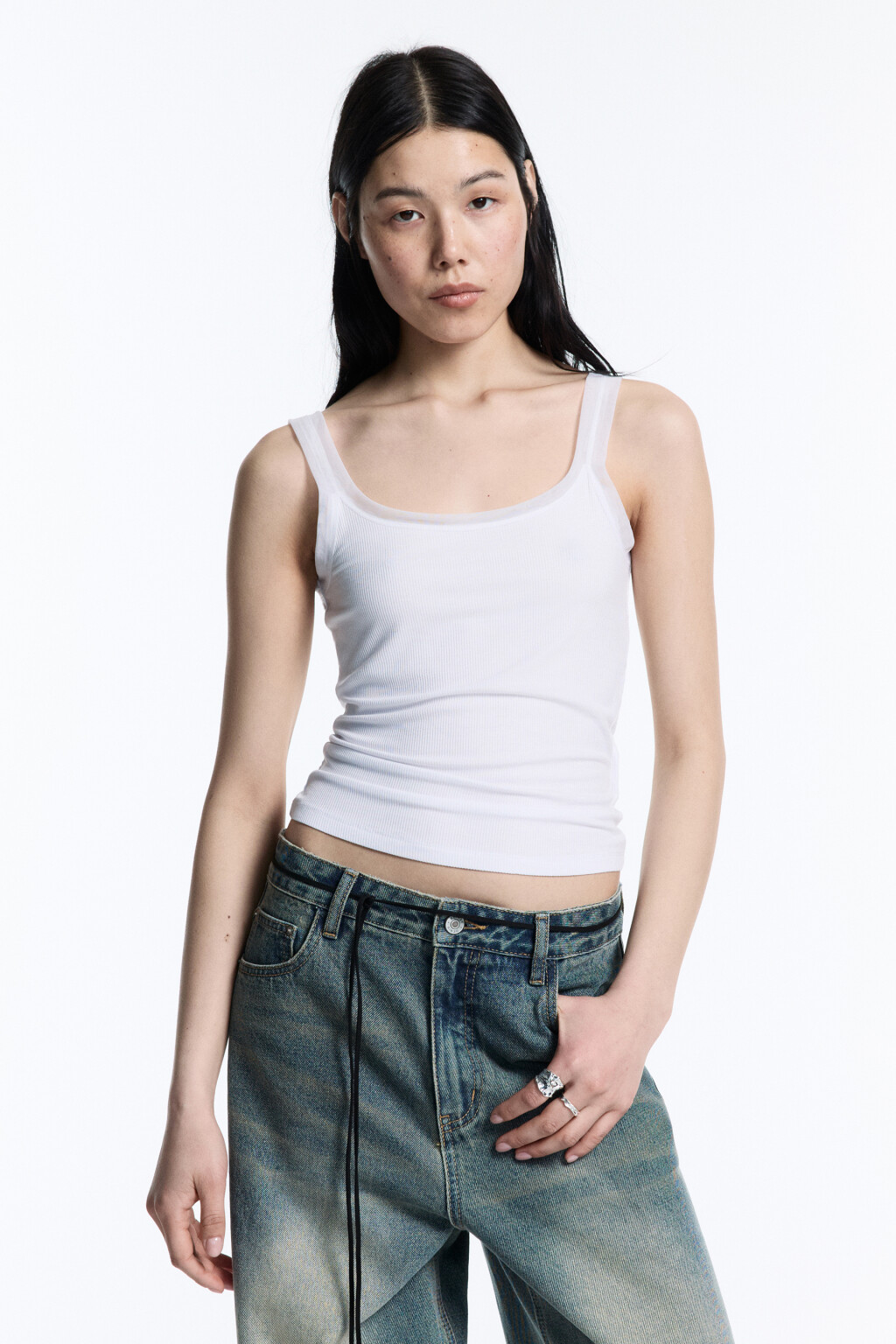 Майка вискозная в рубчик на широких бретелях - цвет белый - 3