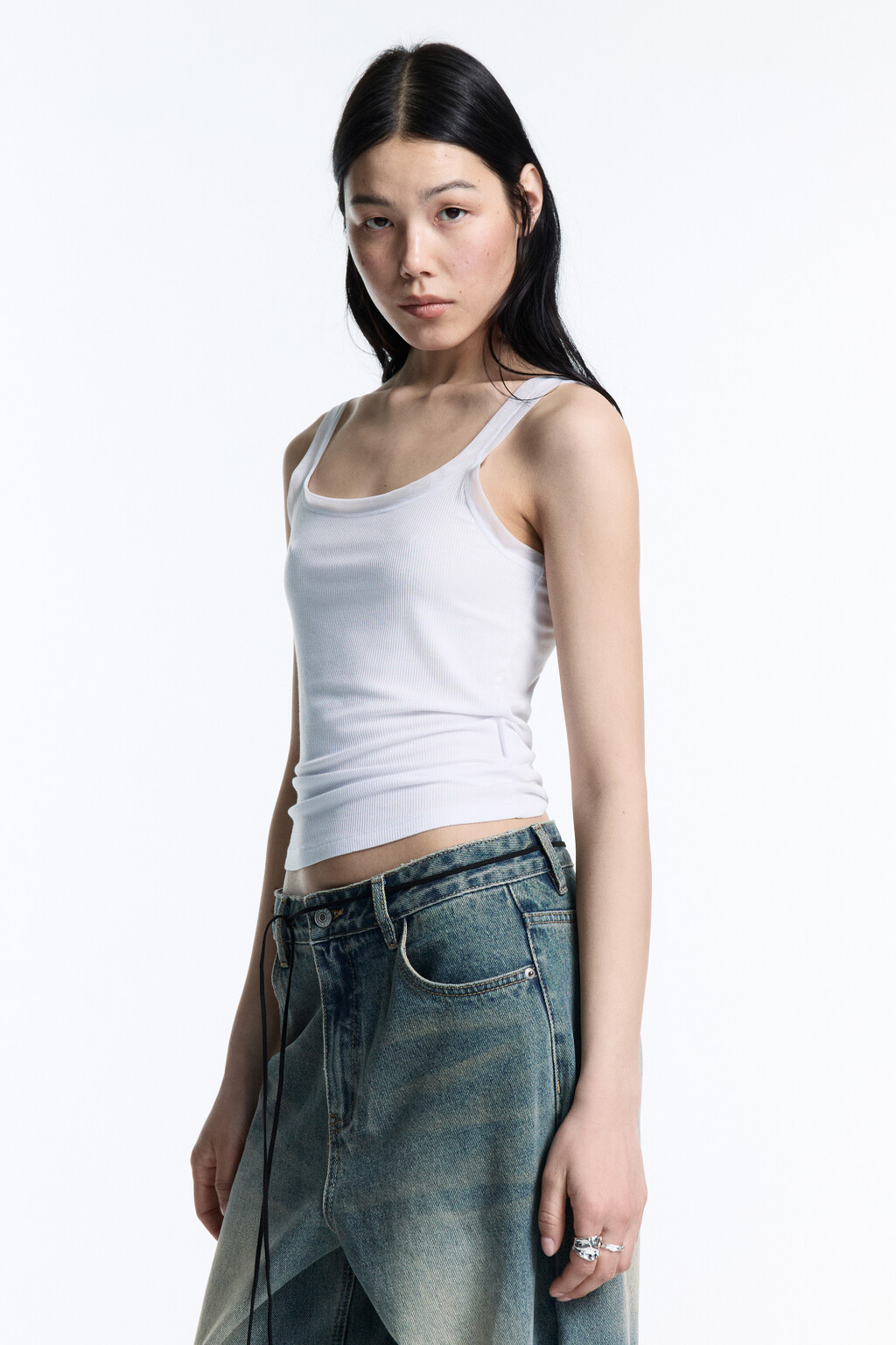 Майка вискозная в рубчик на широких бретелях - цвет белый - 4