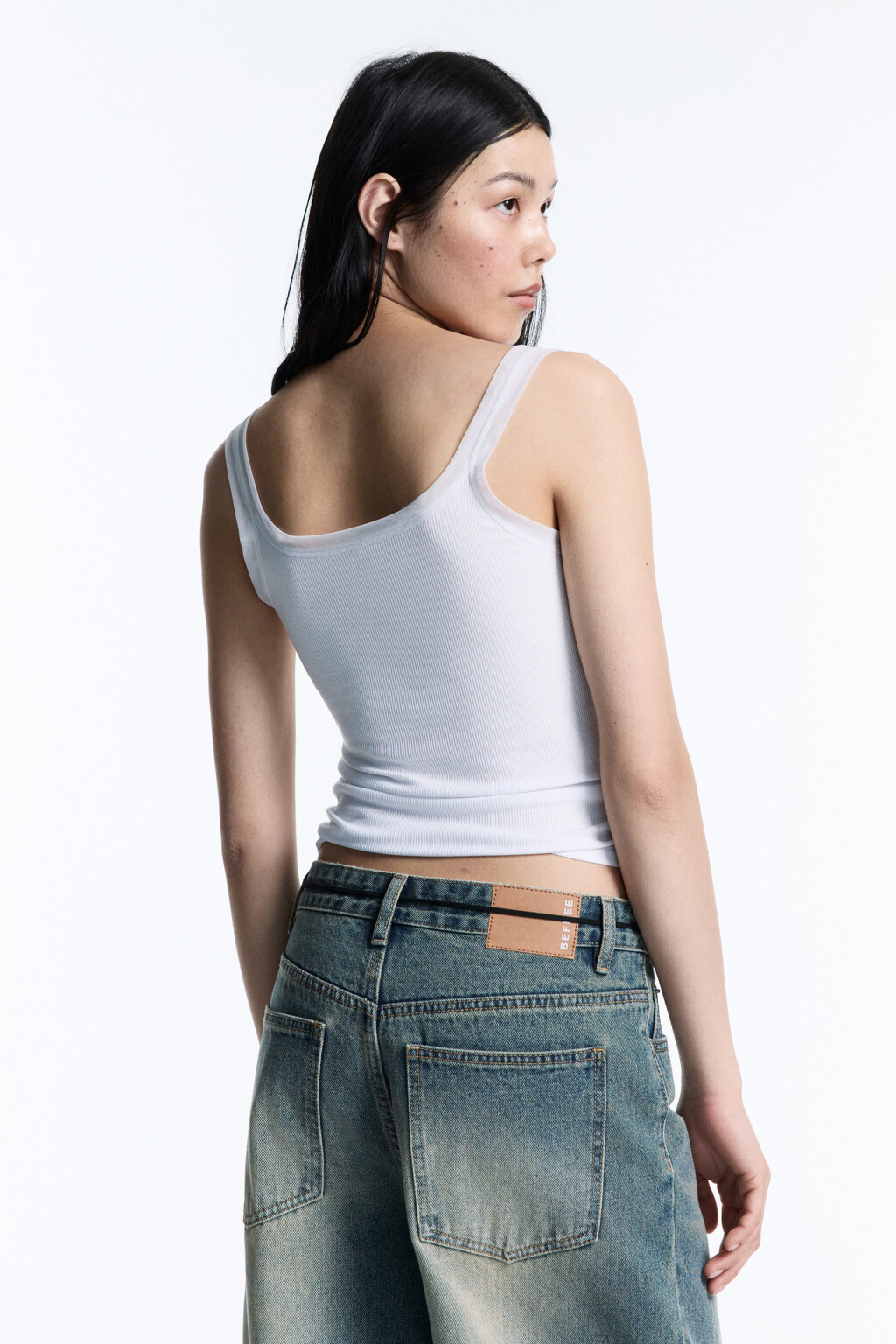 Майка вискозная в рубчик на широких бретелях - цвет белый - 5