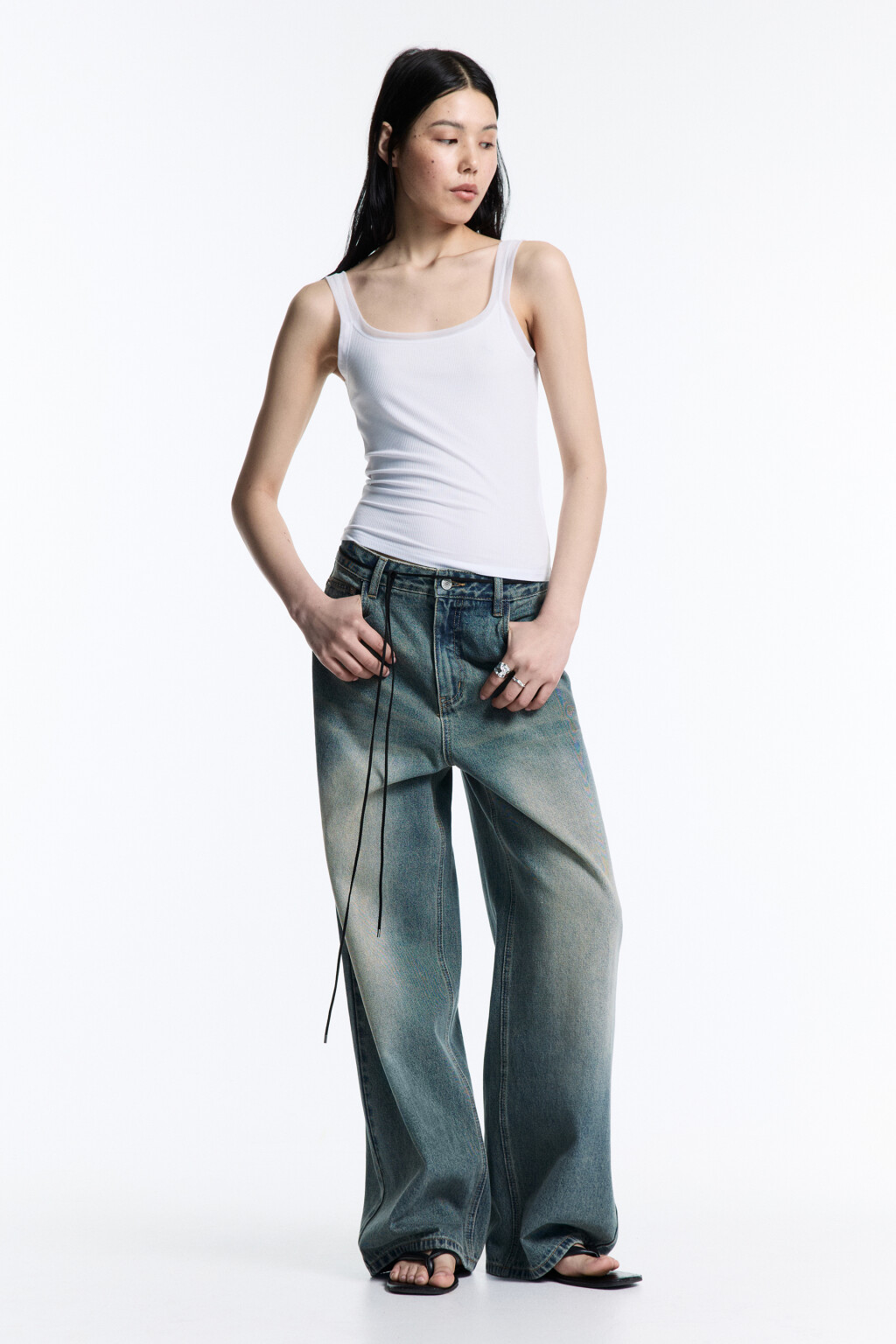 Майка вискозная в рубчик на широких бретелях - цвет белый - 6