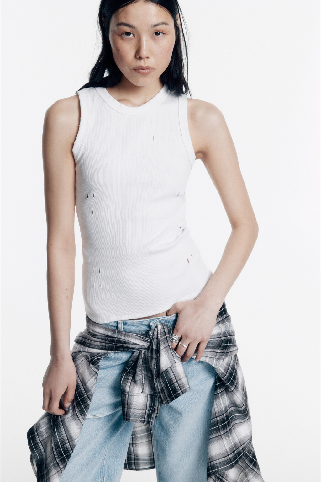 Майка в рубчик рваная на широких бретелях - цвет белый - 2