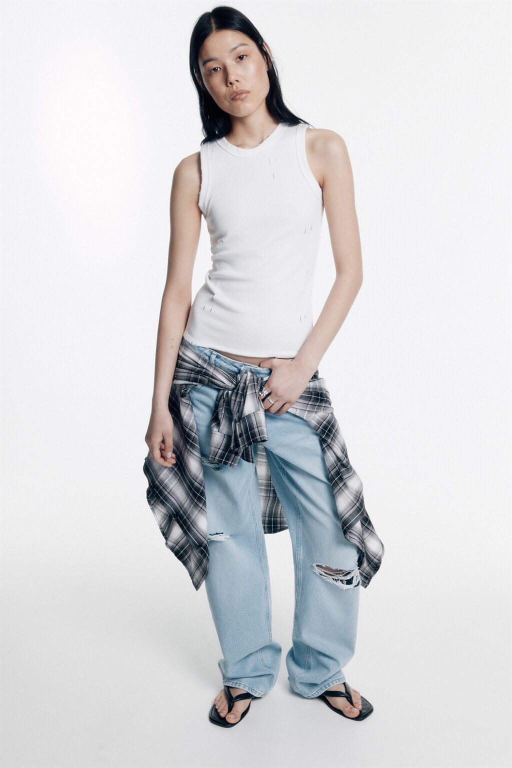 Майка в рубчик рваная на широких бретелях - цвет белый - 1