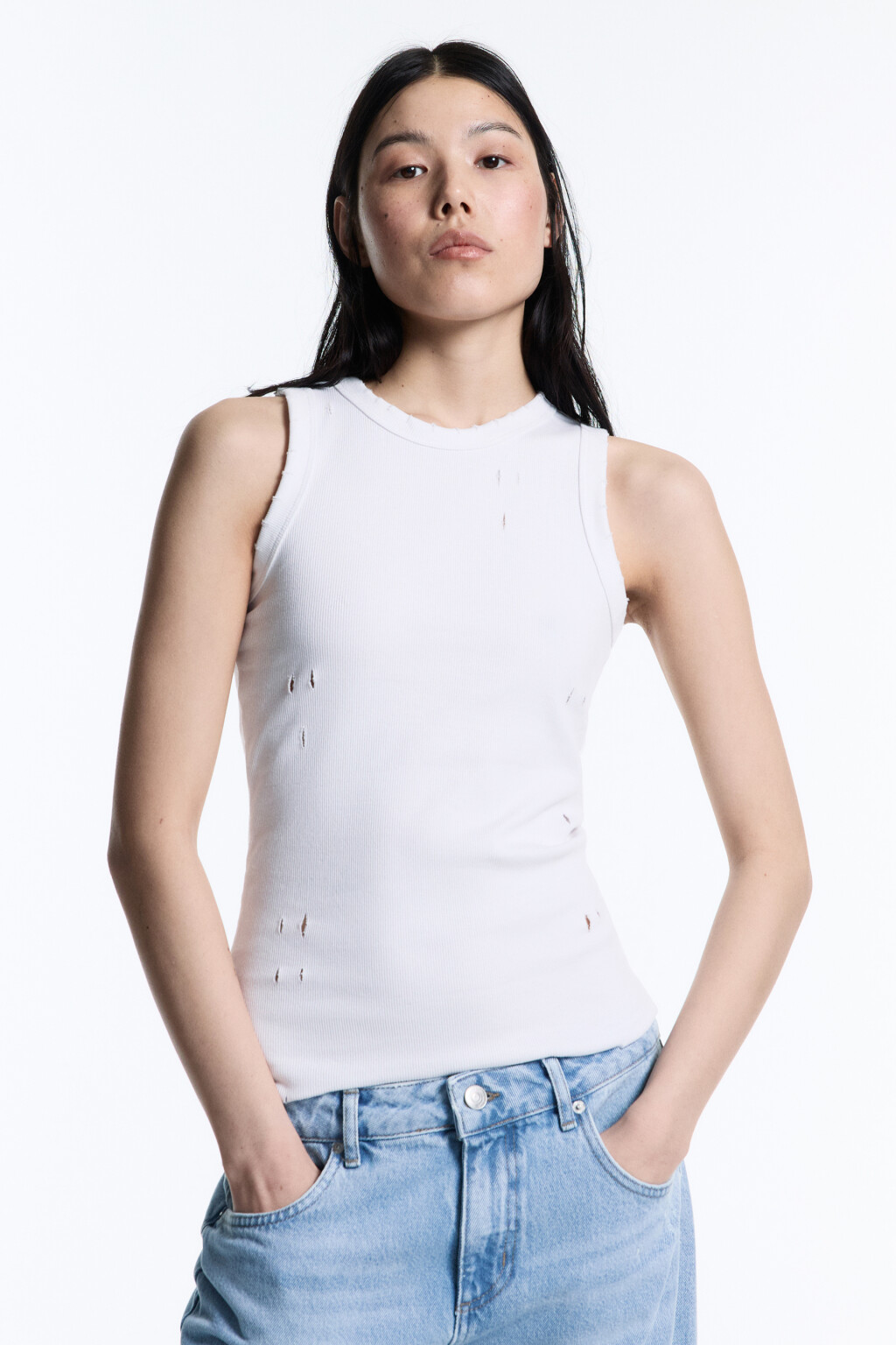 Майка в рубчик рваная на широких бретелях - цвет белый - 3