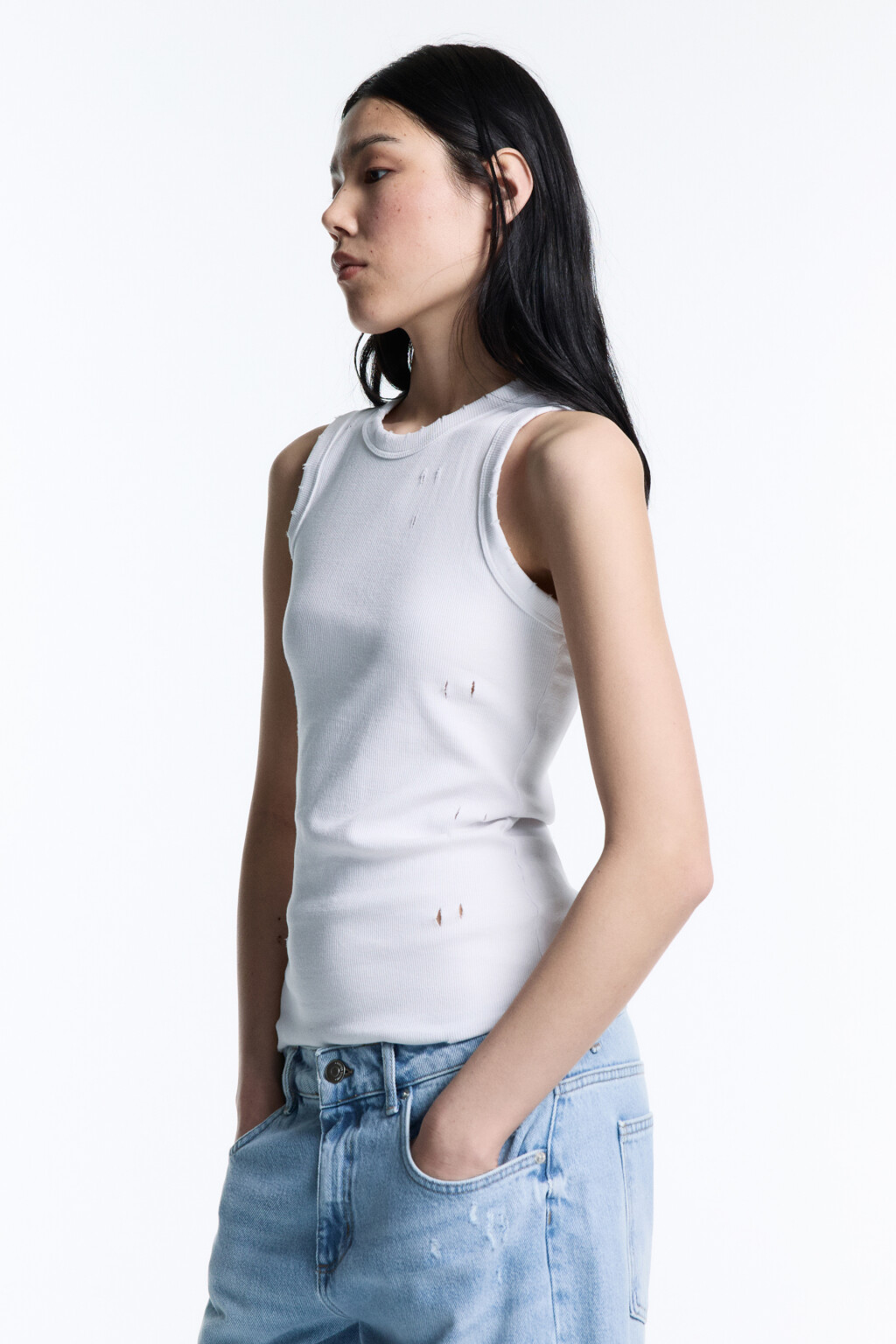 Майка в рубчик рваная на широких бретелях - цвет белый - 4