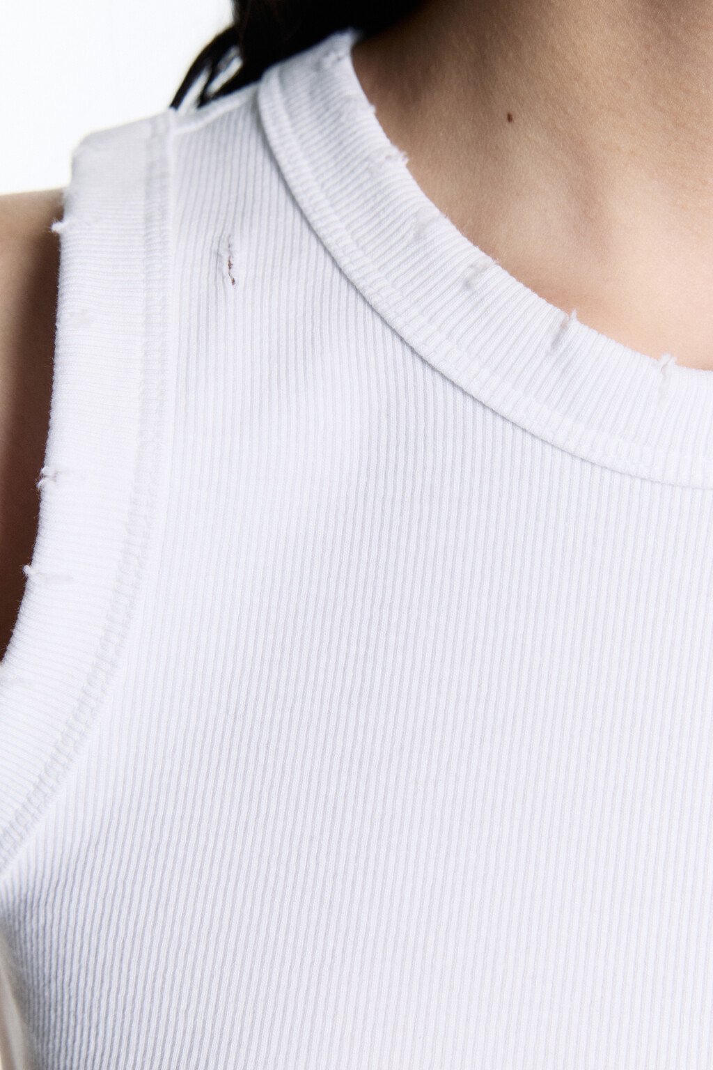 Майка в рубчик рваная на широких бретелях - цвет белый - 8