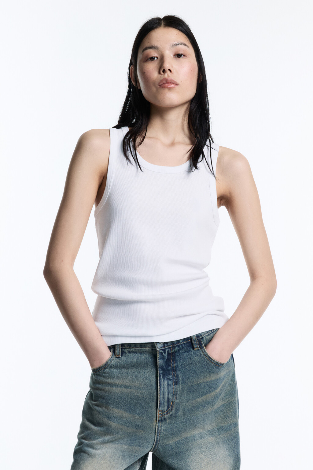 Майка в рубчик хлопковая на широких бретелях - цвет белый - 3