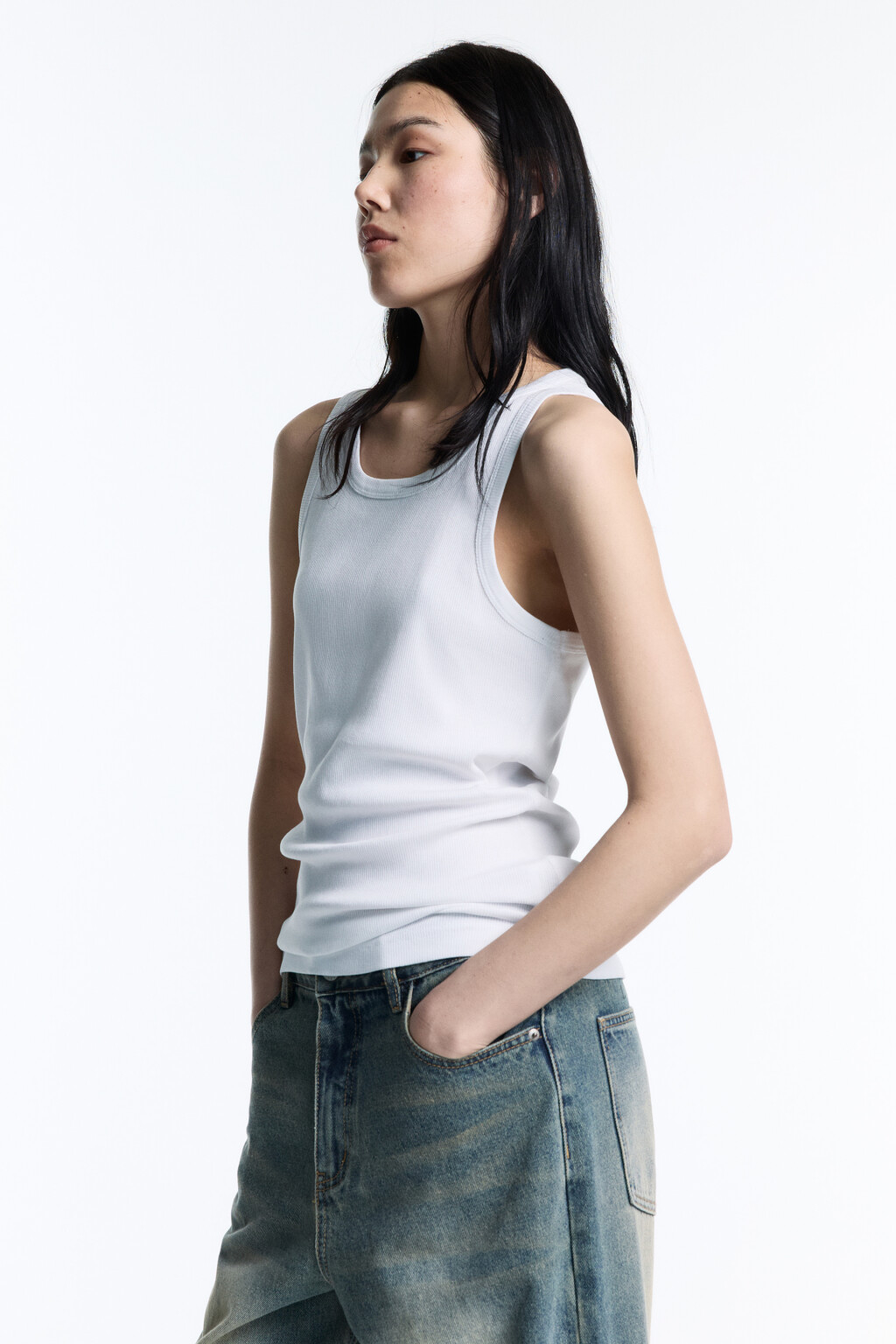 Майка в рубчик хлопковая на широких бретелях - цвет белый - 4