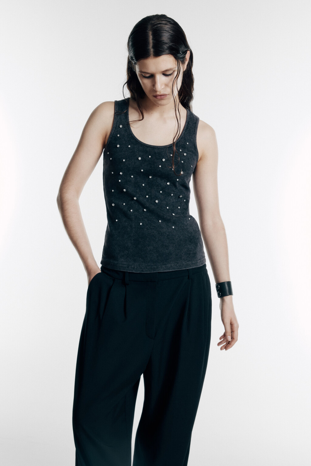 Майка в рубчик с вареным эффектом и стразами - цвет серый - 1