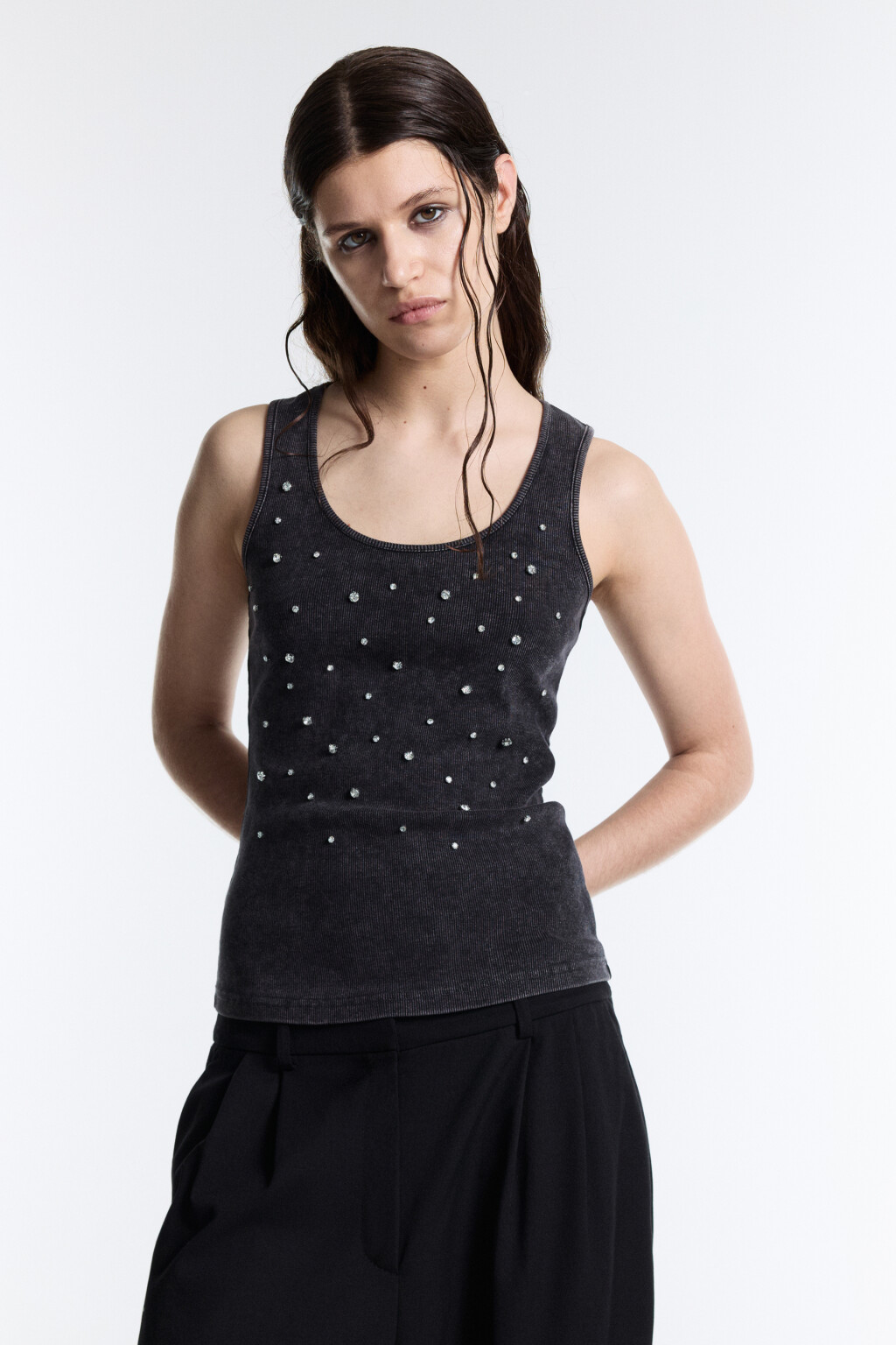 Майка в рубчик с вареным эффектом и стразами - цвет серый - 2