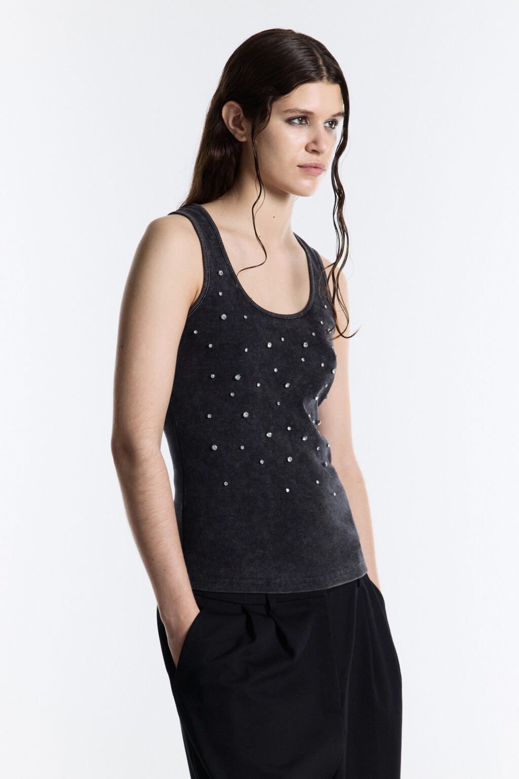 Майка в рубчик с вареным эффектом и стразами - цвет серый - 3