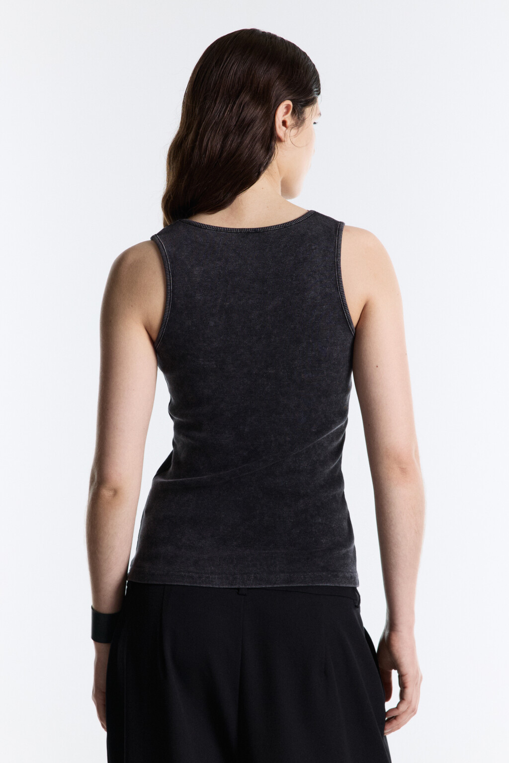 Майка в рубчик с вареным эффектом и стразами - цвет серый - 4