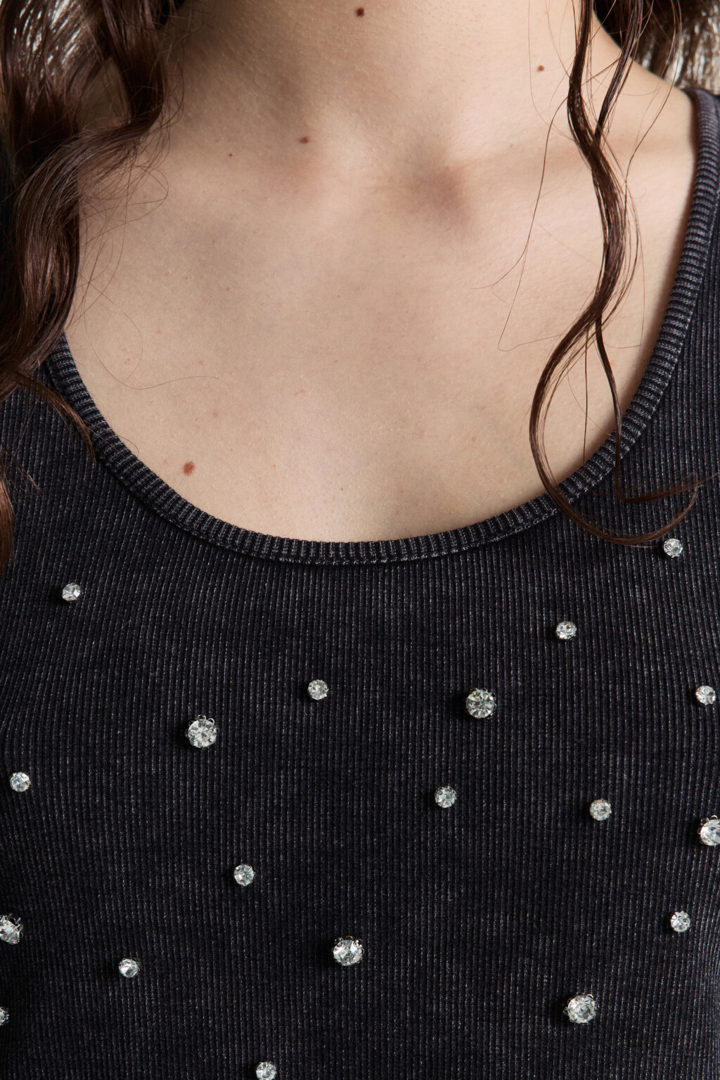 Майка в рубчик с вареным эффектом и стразами - цвет серый - 6