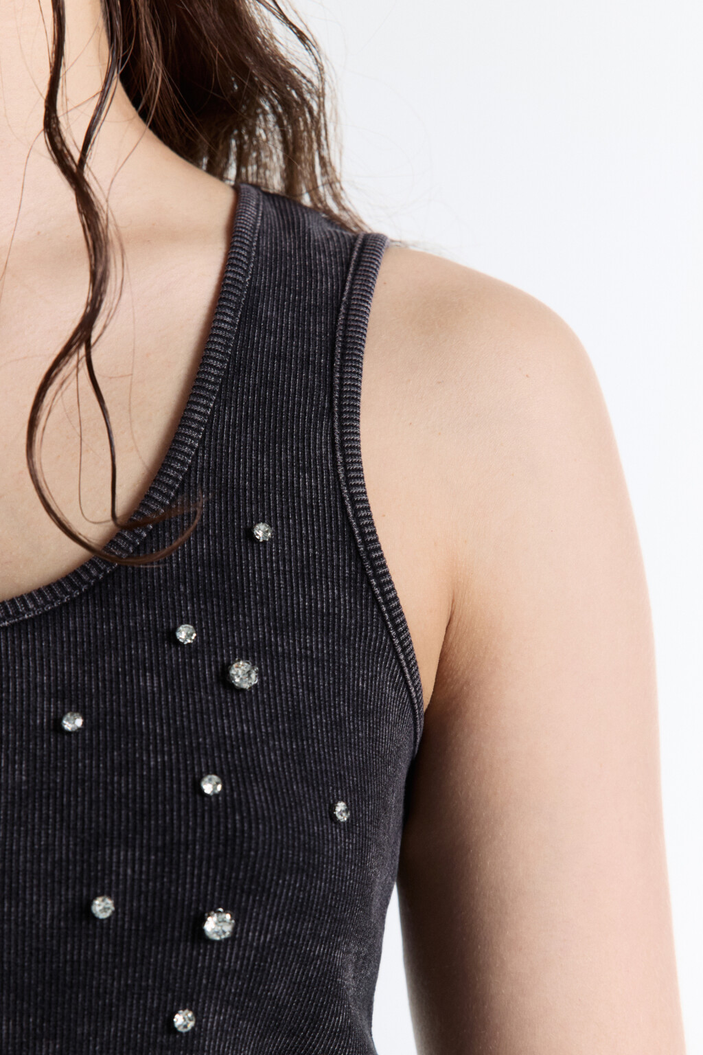 Майка в рубчик с вареным эффектом и стразами - цвет серый - 7