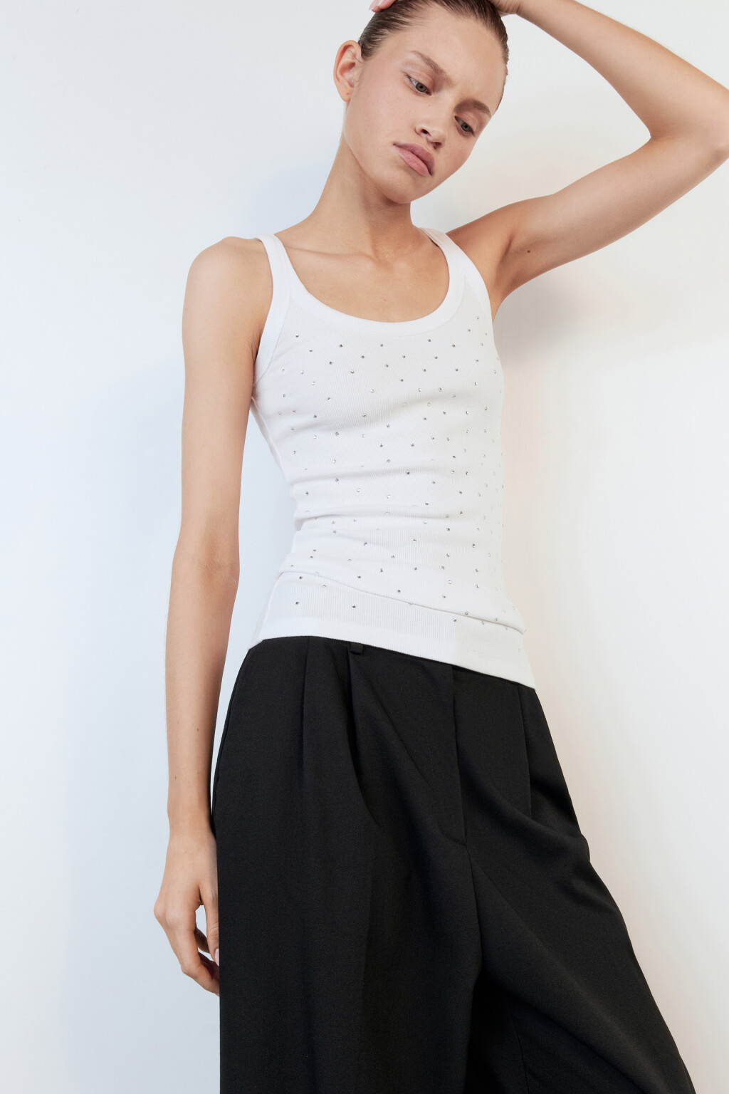 Майка облегающая в рубчик со стразами - цвет белый - 1