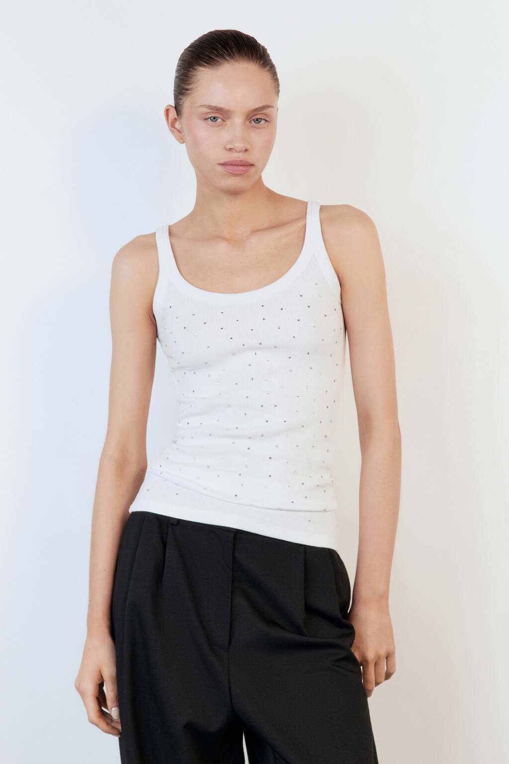 Майка облегающая в рубчик со стразами - цвет белый - 2