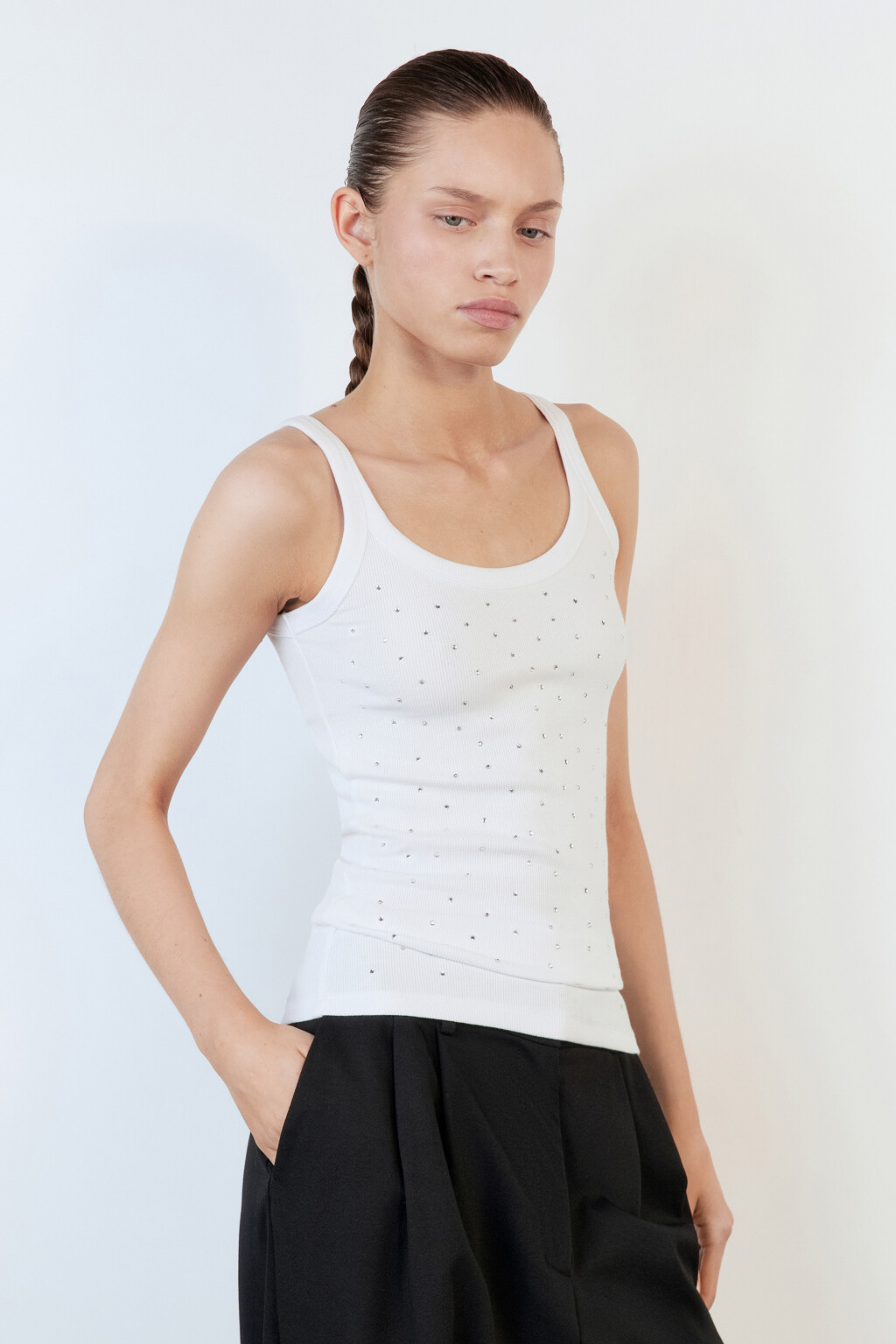 Майка облегающая в рубчик со стразами - цвет белый - 3