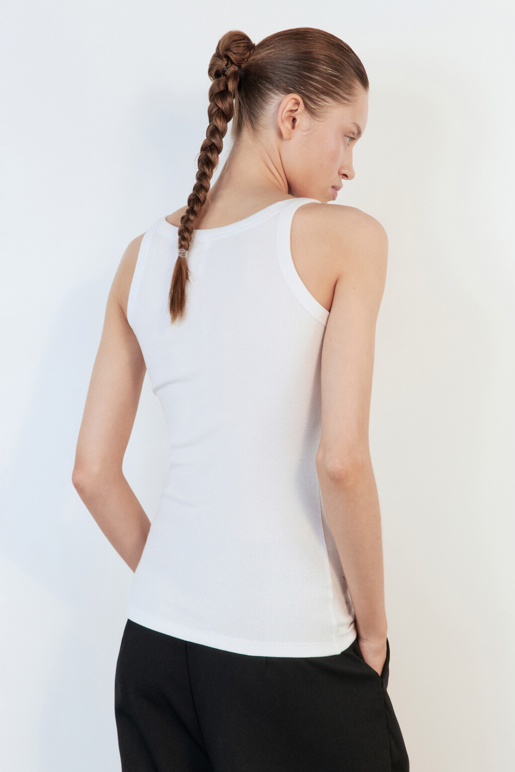 Майка облегающая в рубчик со стразами - цвет белый - 4