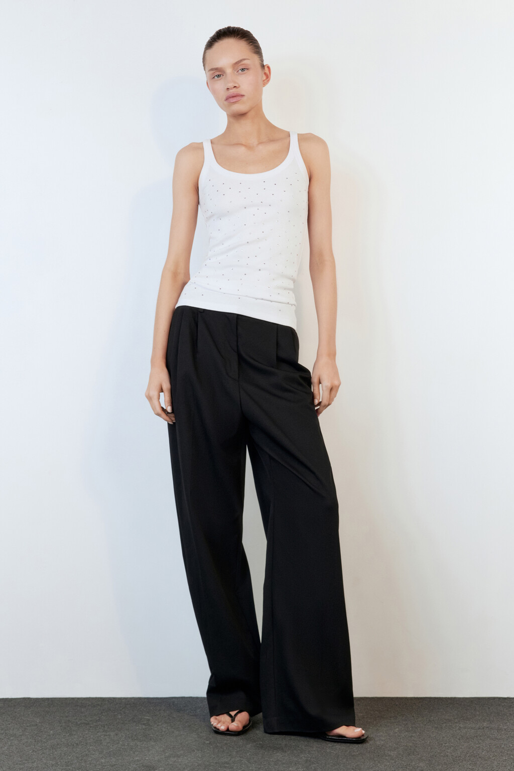 Майка облегающая в рубчик со стразами - цвет белый - 5