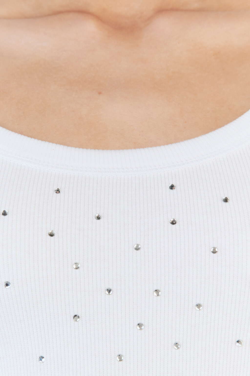 Майка облегающая в рубчик со стразами - цвет белый - 6