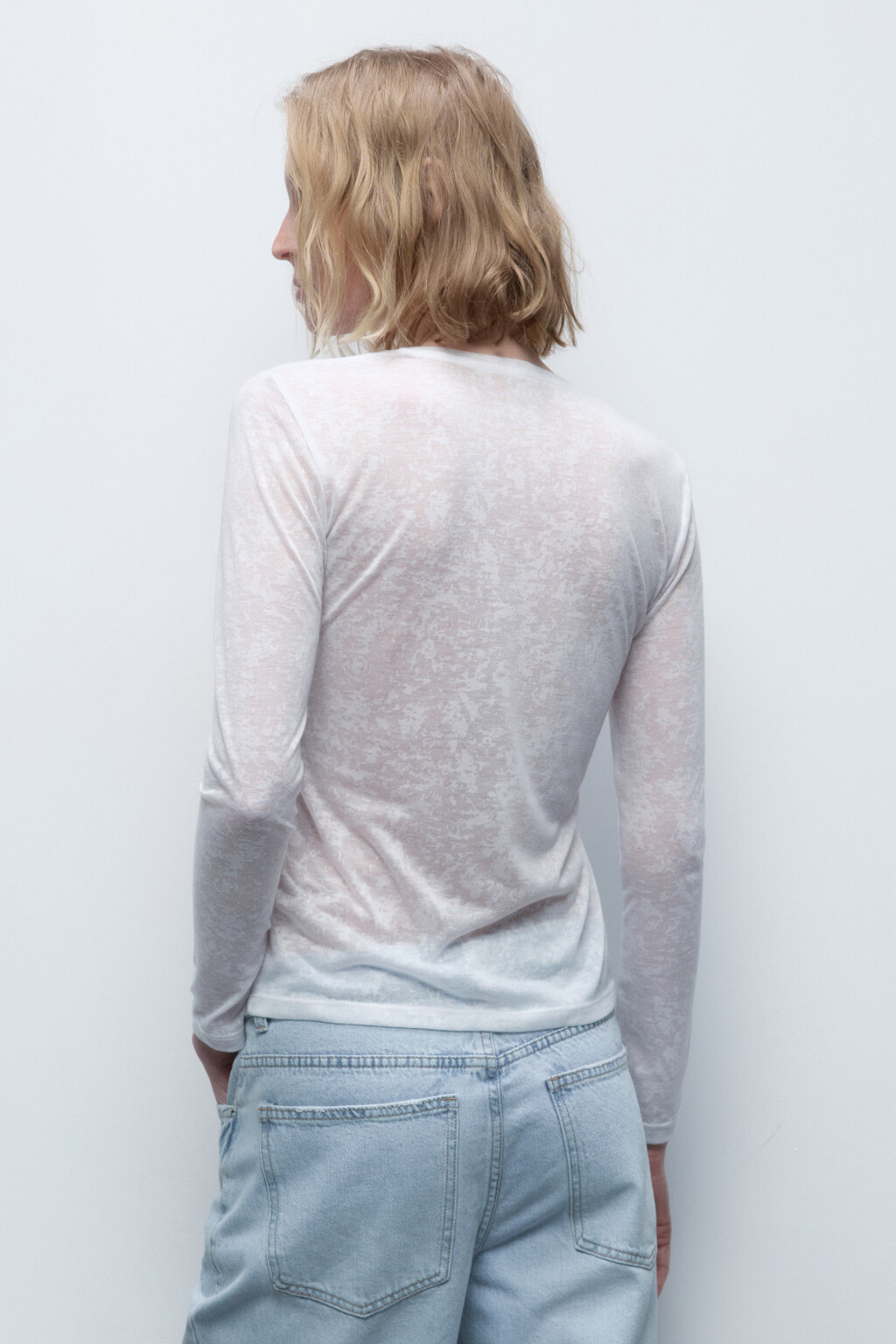 Лонгслив из фактурной ткани - цвет белый - 6