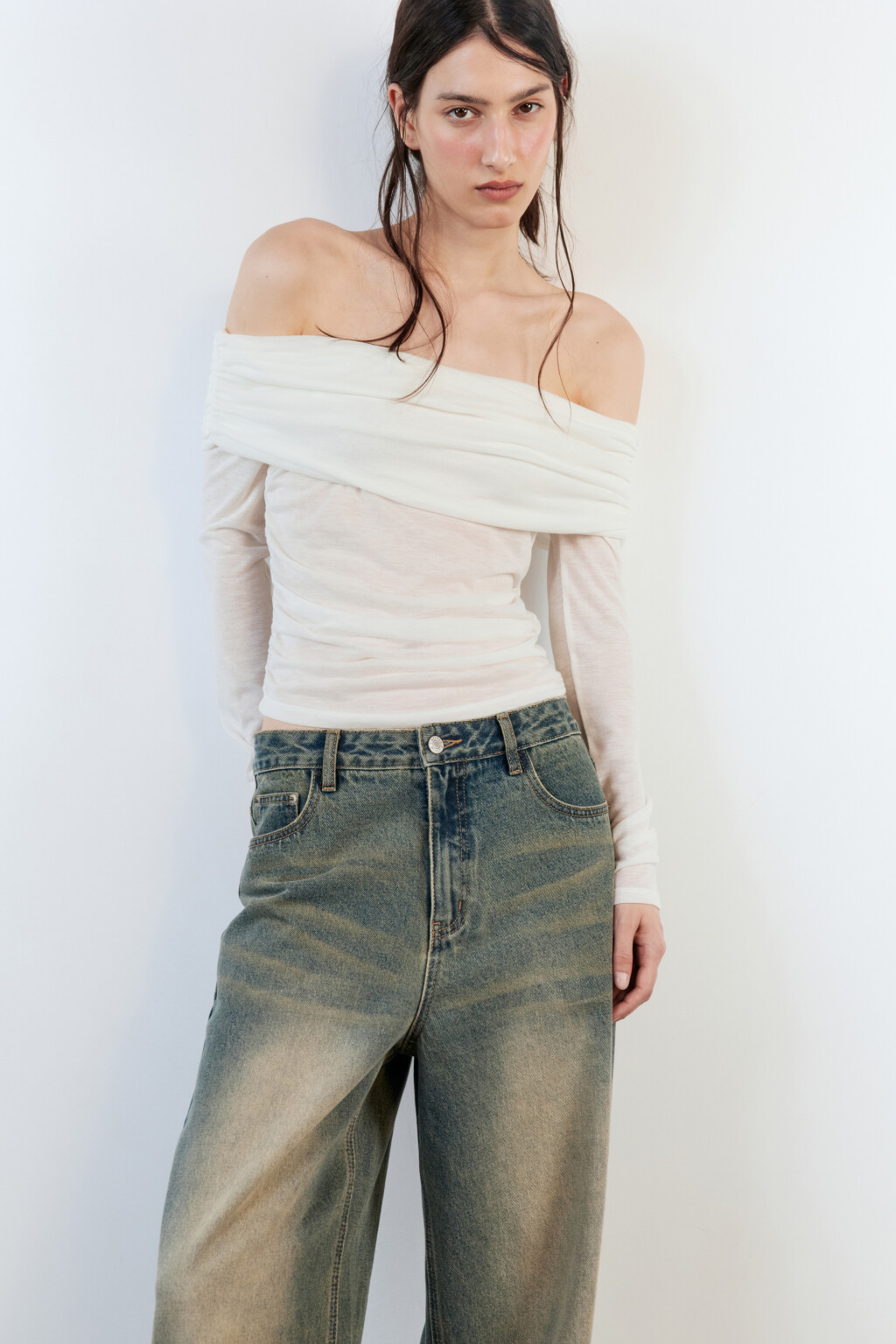 Блузка-лонгслив с открытыми плечами - цвет белый - 1