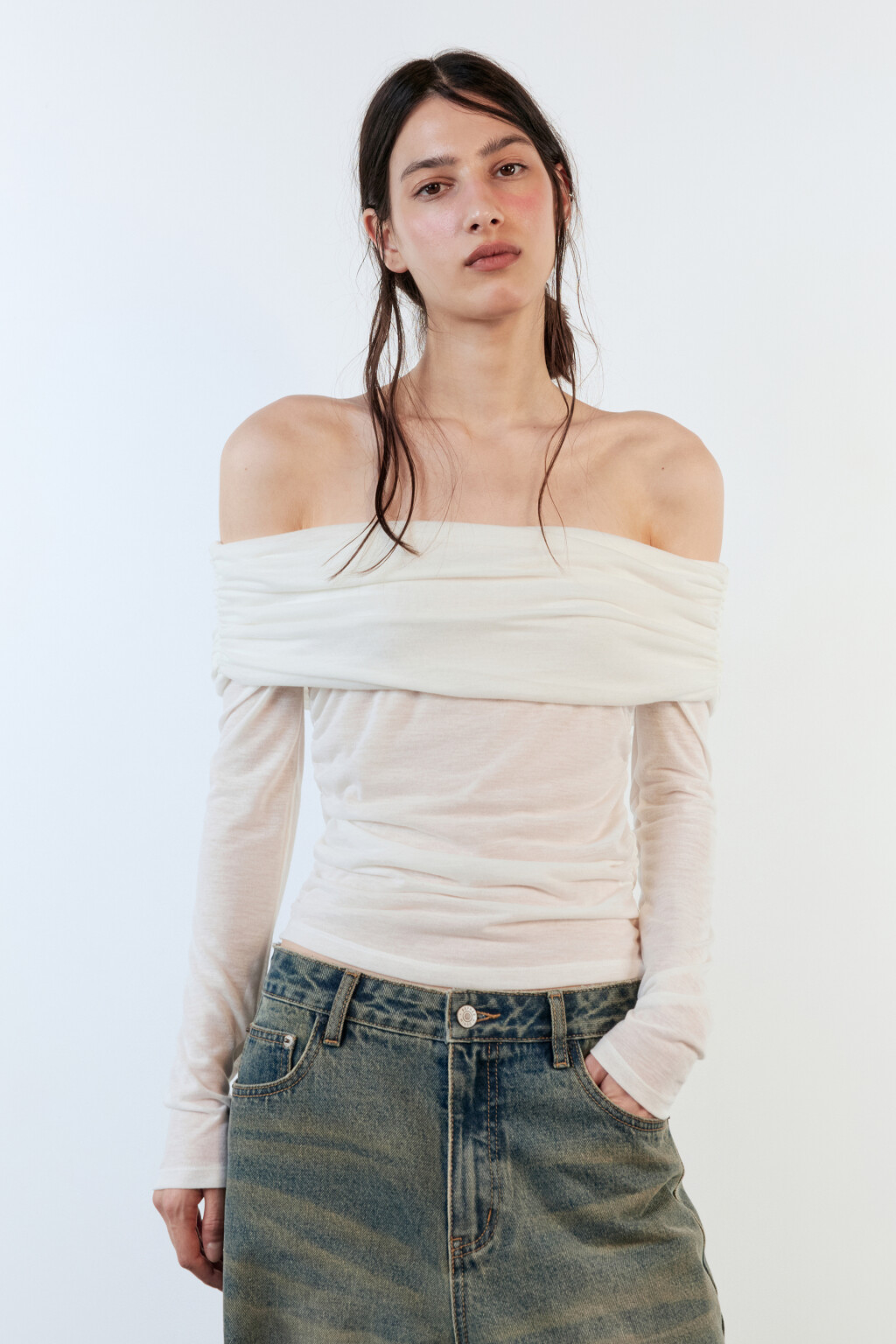 Блузка-лонгслив с открытыми плечами - цвет белый - 2