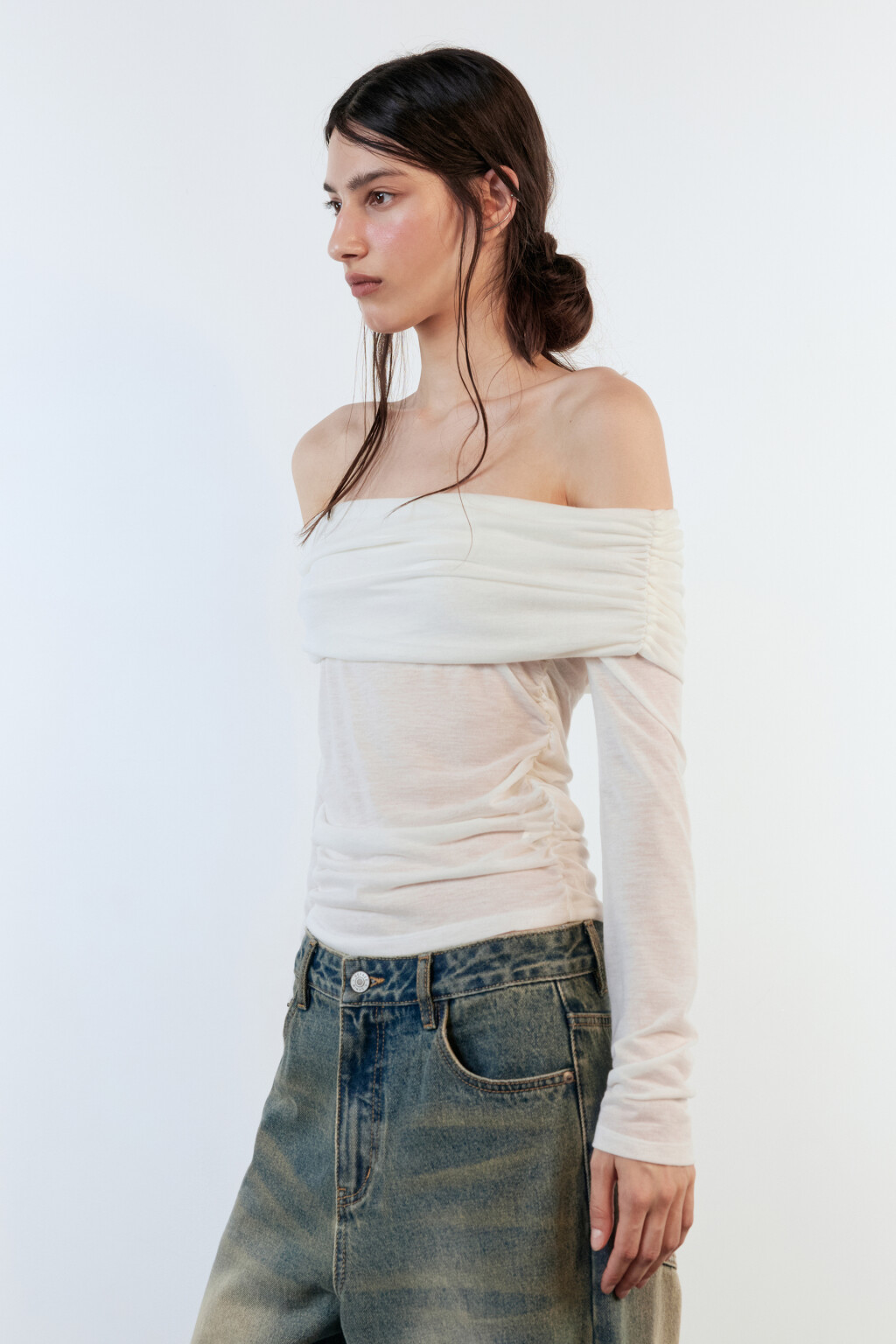 Блузка-лонгслив с открытыми плечами - цвет белый - 3